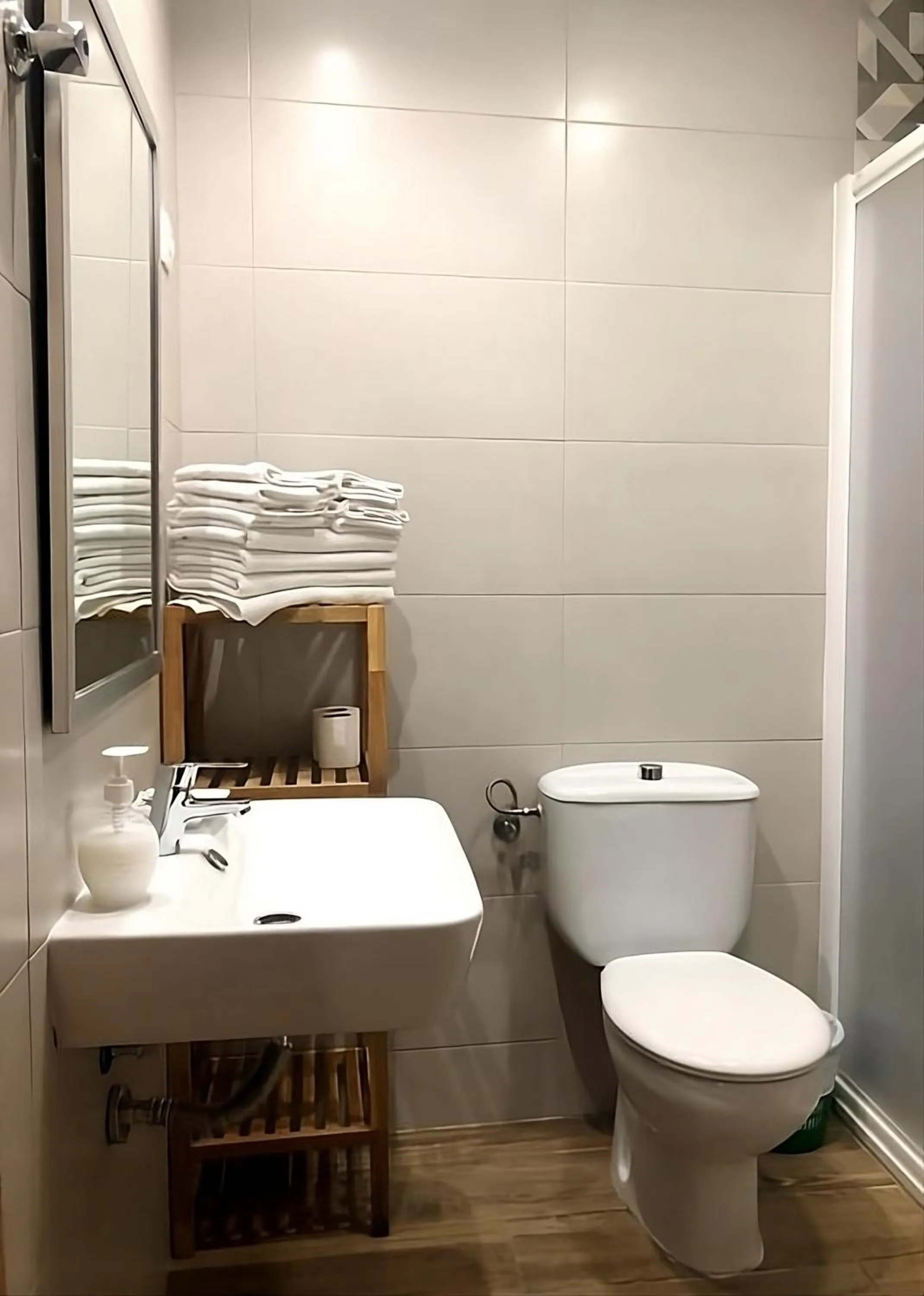 Shower in Hostal Sonia Granada