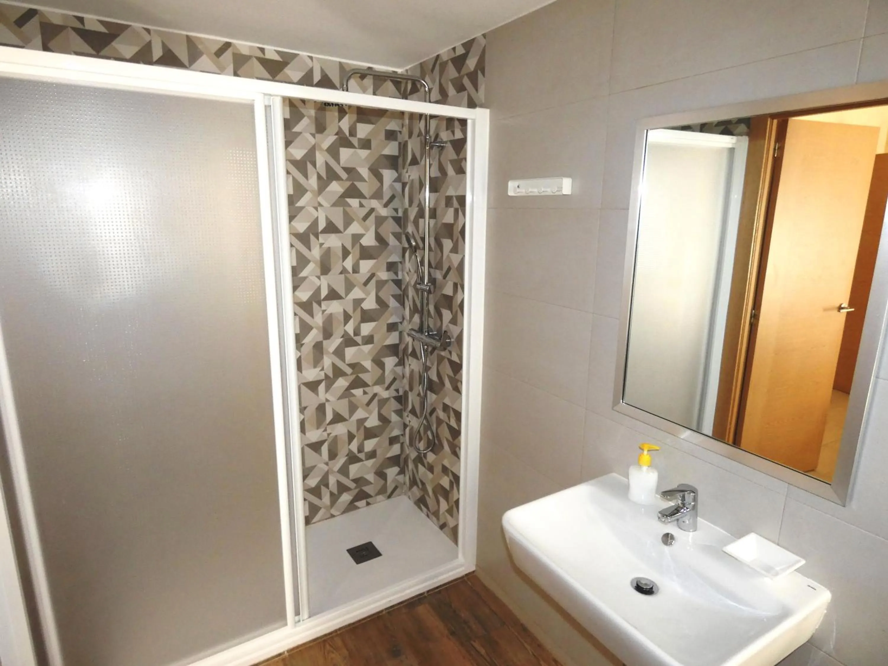 Shower in Hostal Sonia Granada