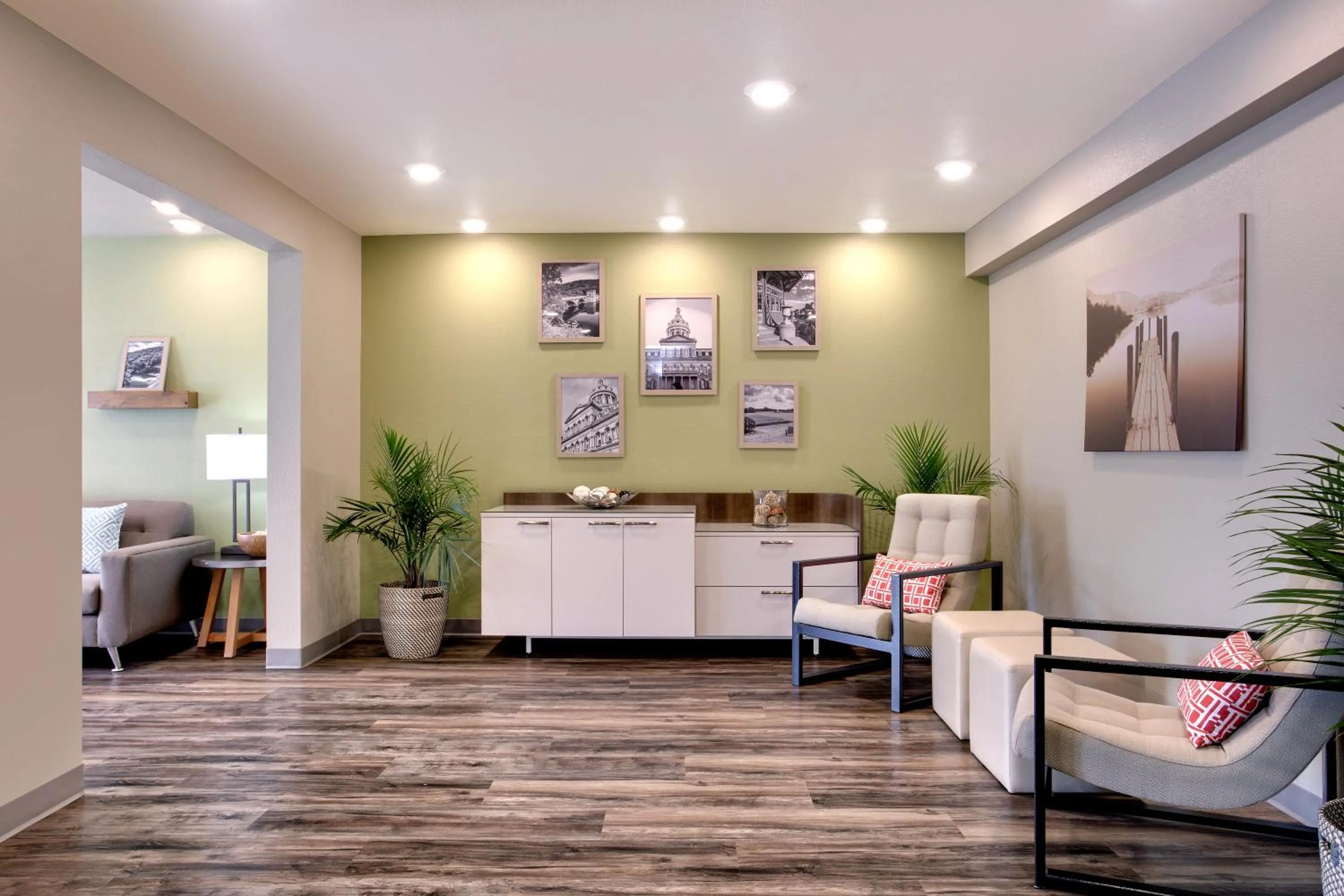 Seating area in WoodSpring Suites Baltimore White Marsh - Nottingham