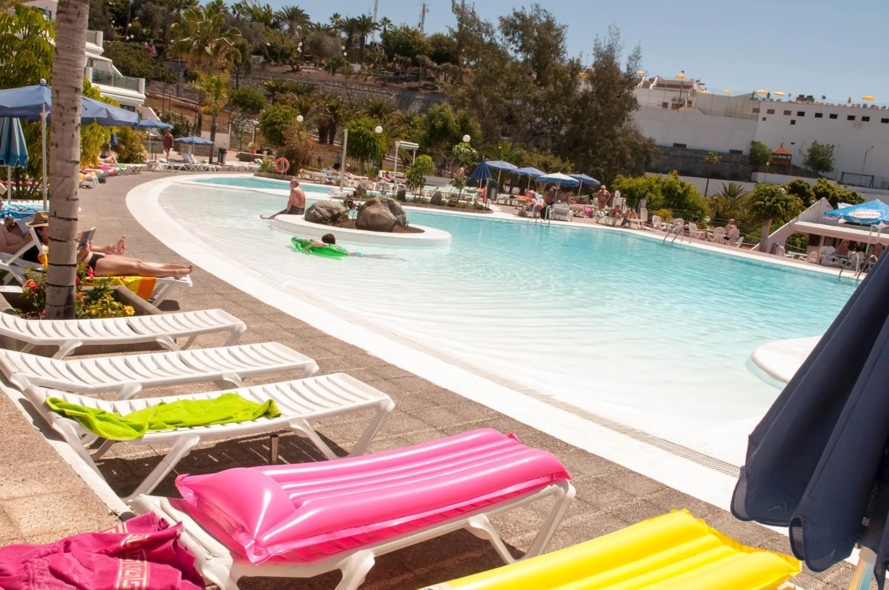 Swimming pool in Apartamentos Babalu