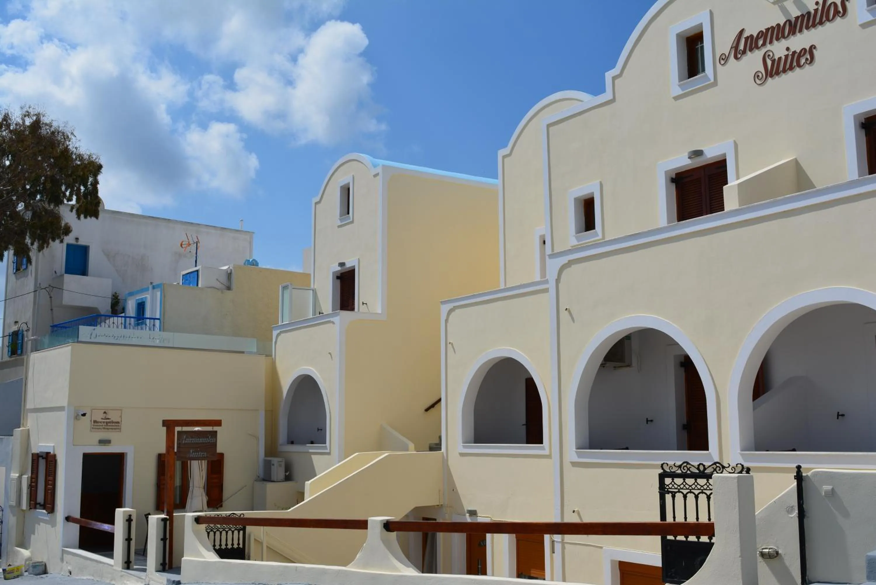 Facade/entrance in Anemomilos Suites