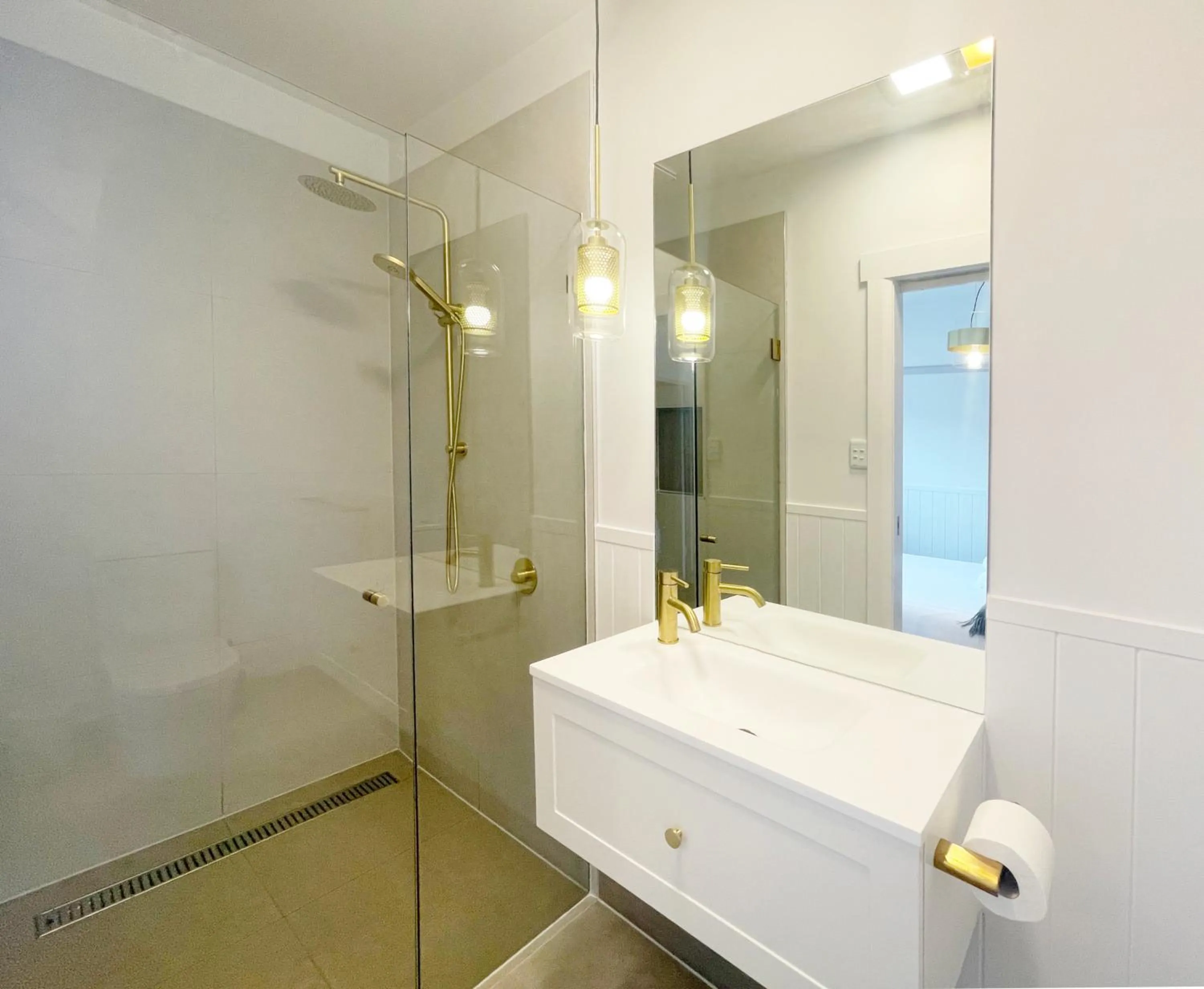 Shower in Kangaroo Bay Apartments
