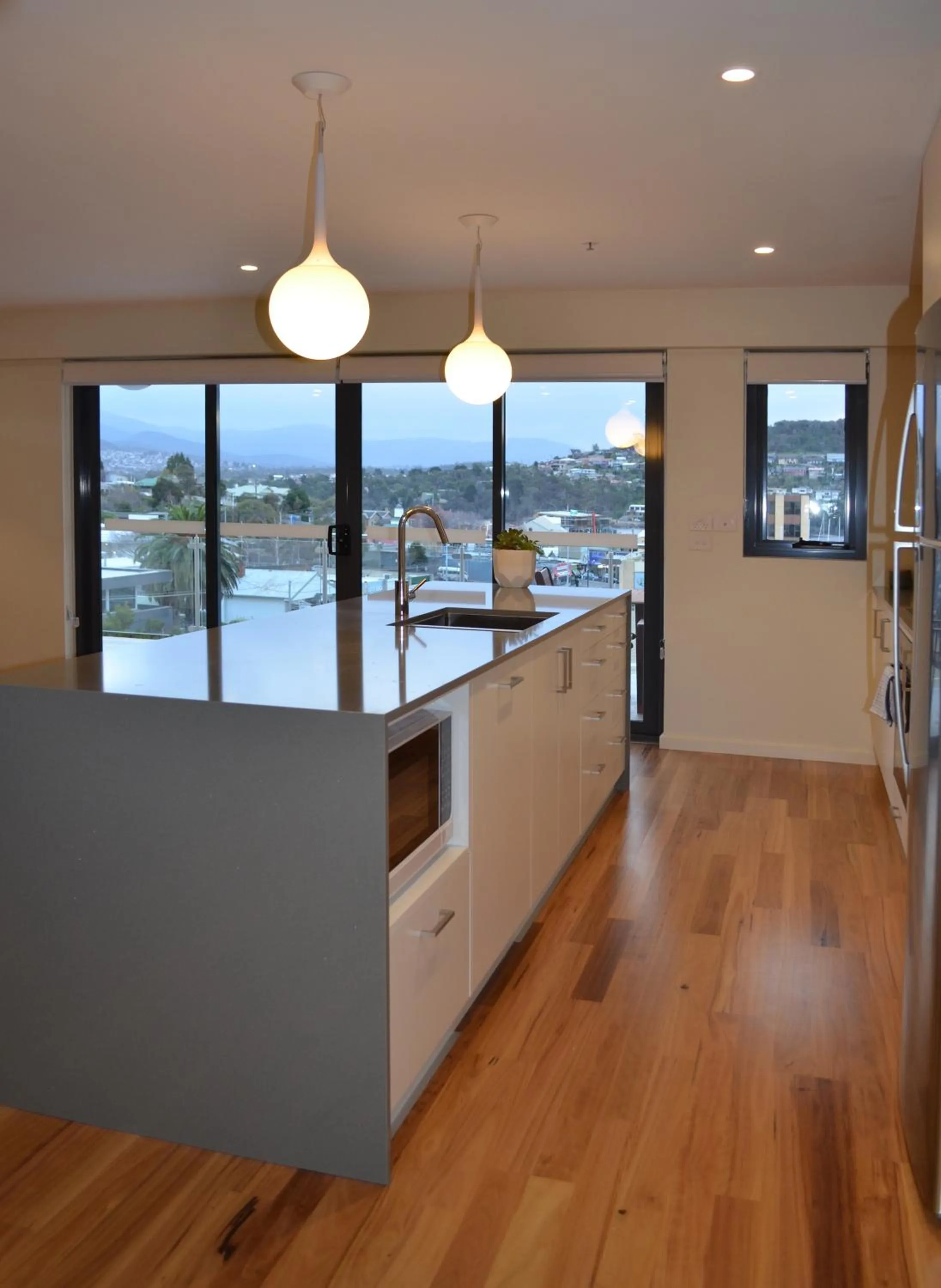 Kitchen or kitchenette in Kangaroo Bay Apartments