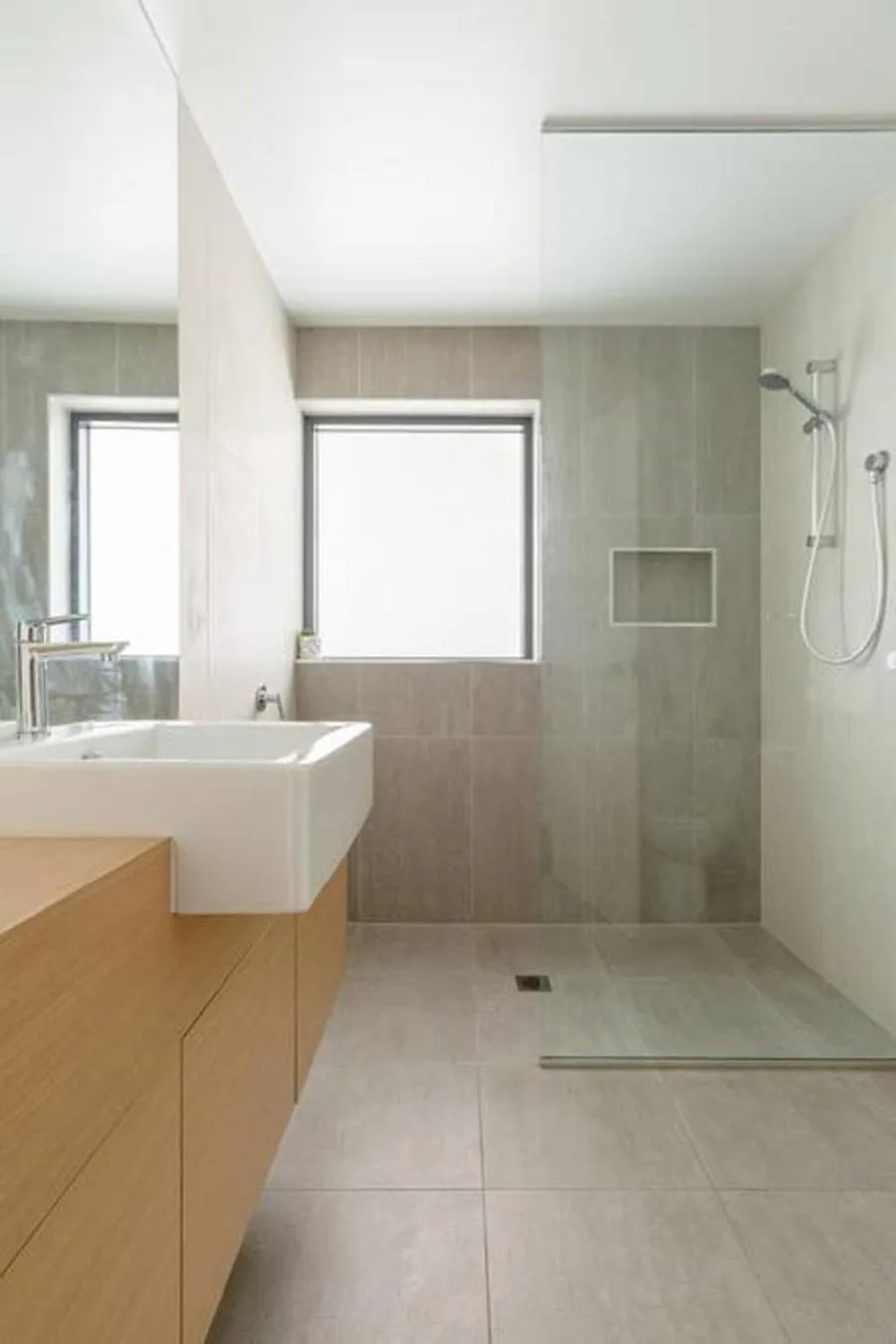 Shower in Kangaroo Bay Apartments
