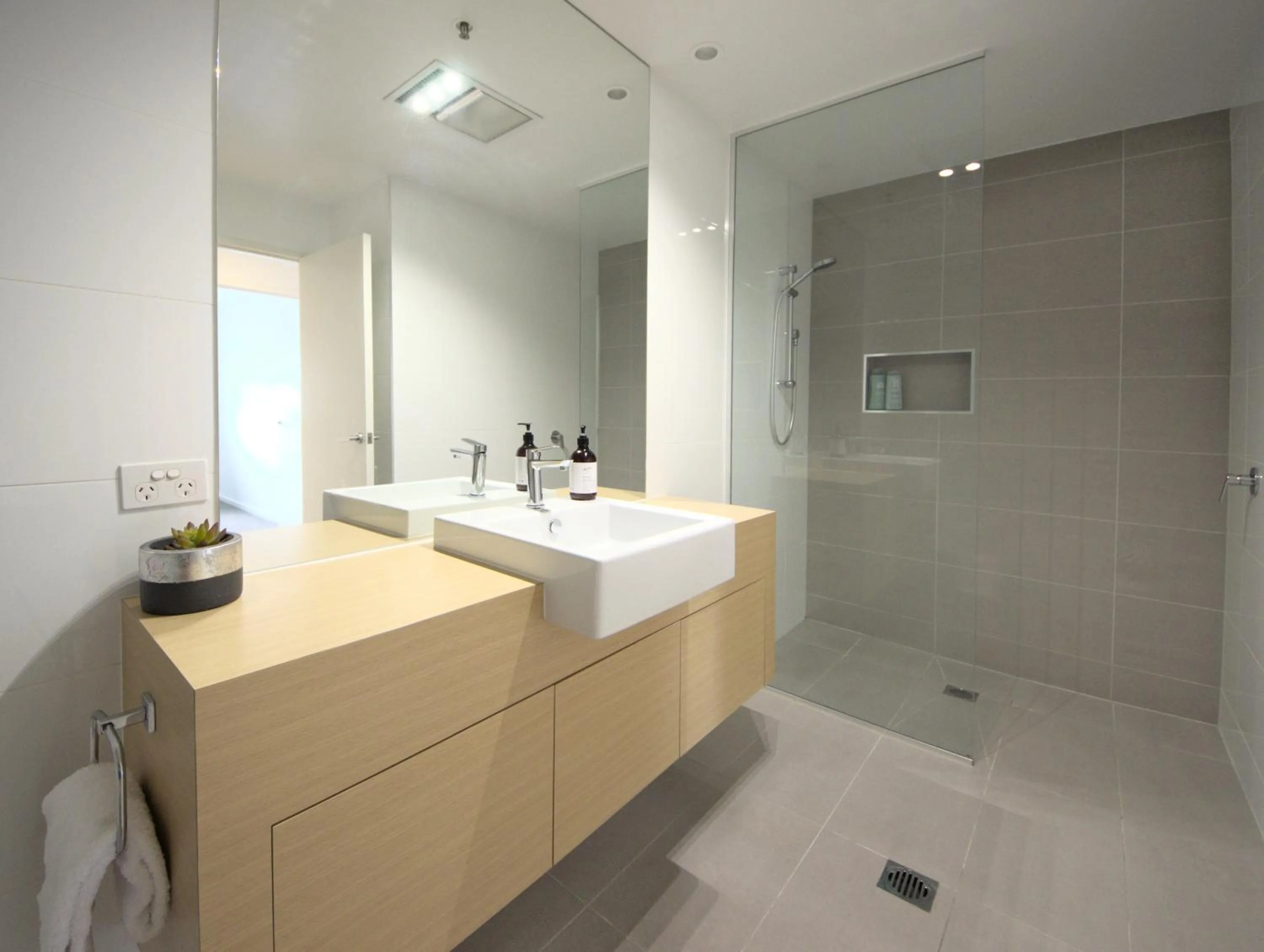 Shower in Kangaroo Bay Apartments