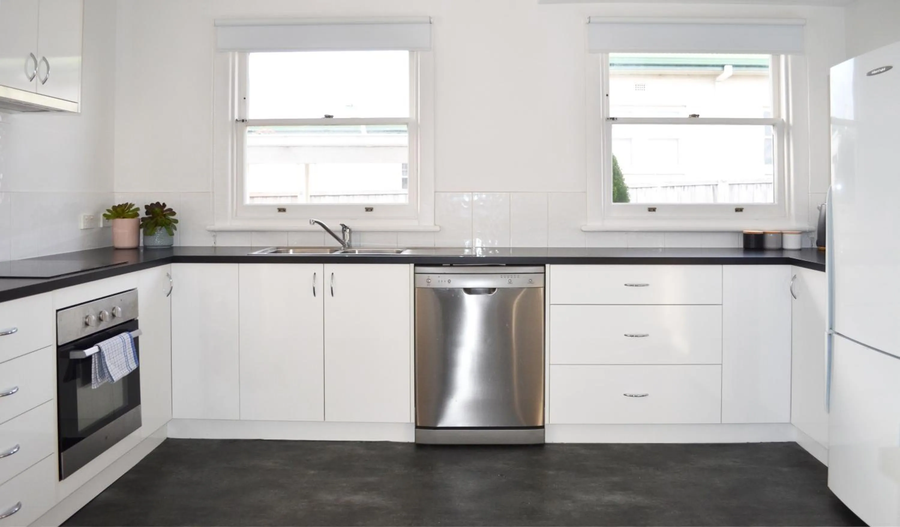 Kitchen or kitchenette in Kangaroo Bay Apartments