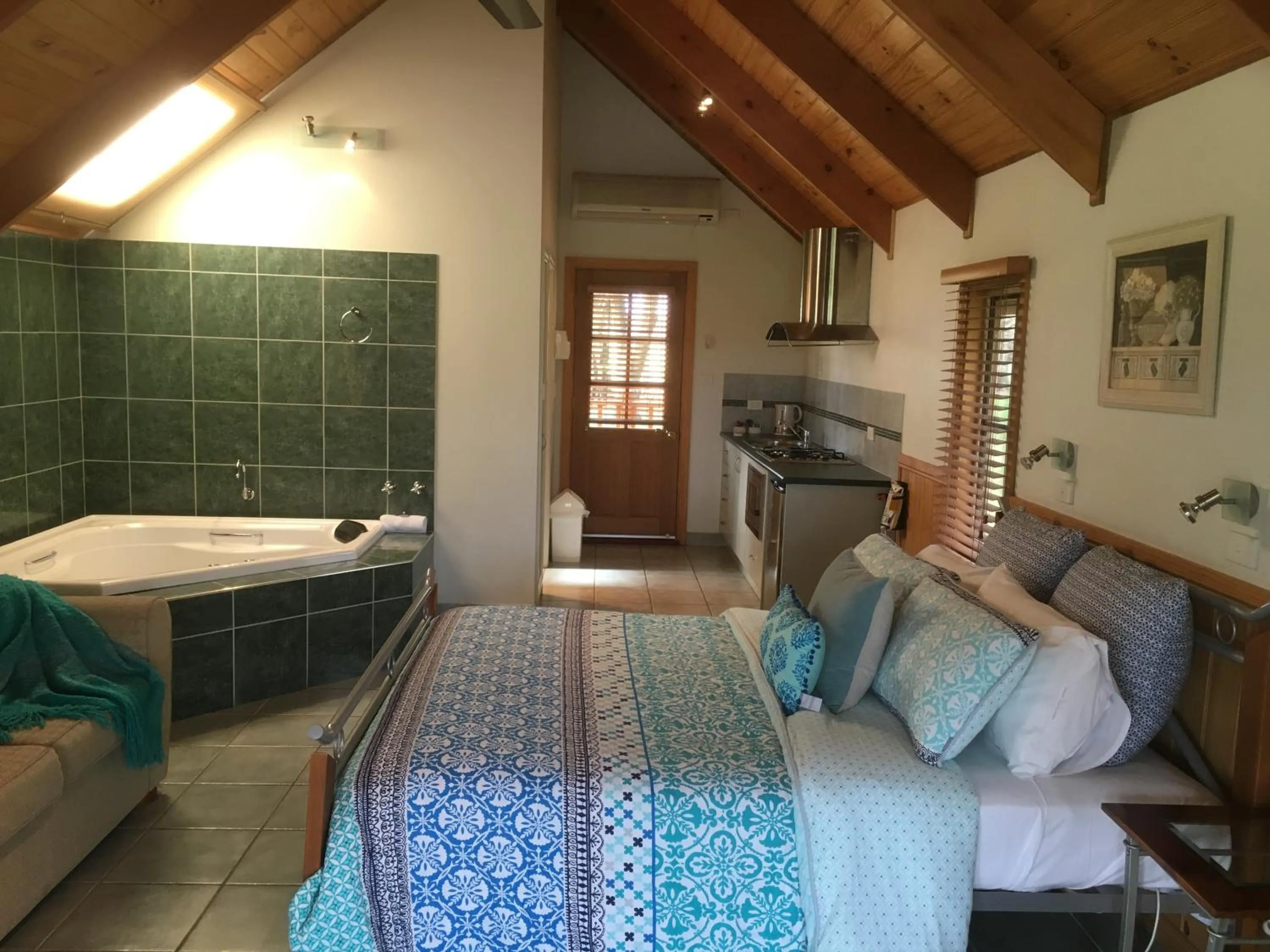 Photo of the whole room, Bed in Colac Colac Caravan Park