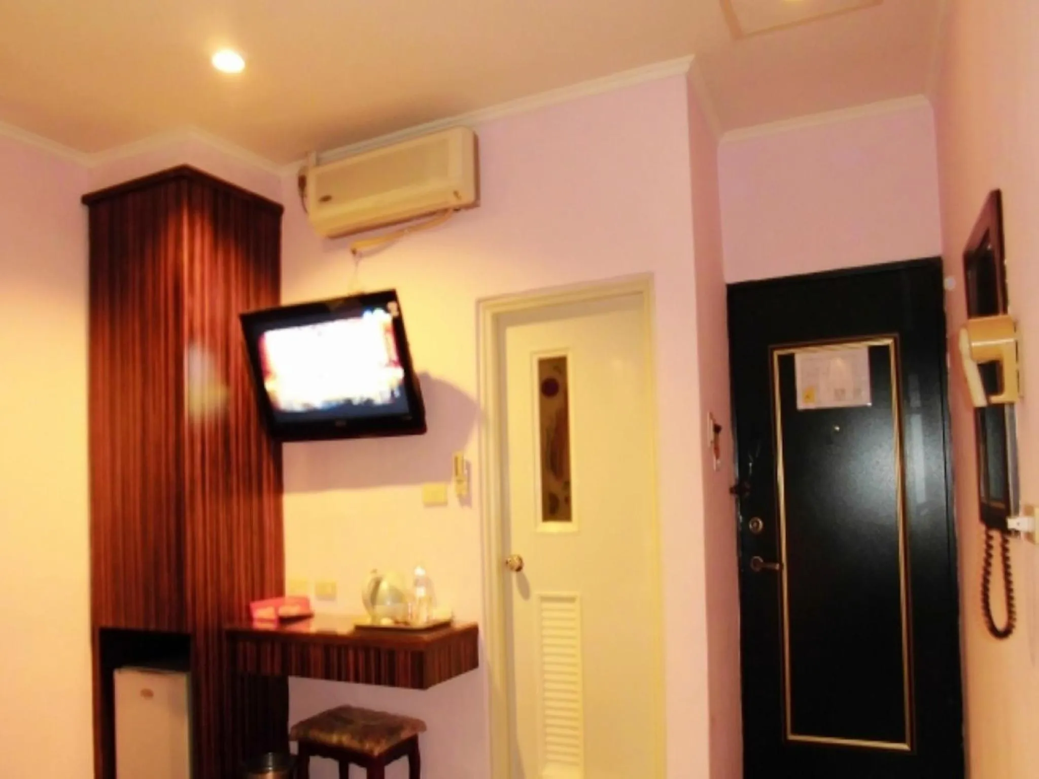 TV and multimedia in Baseball Hotel