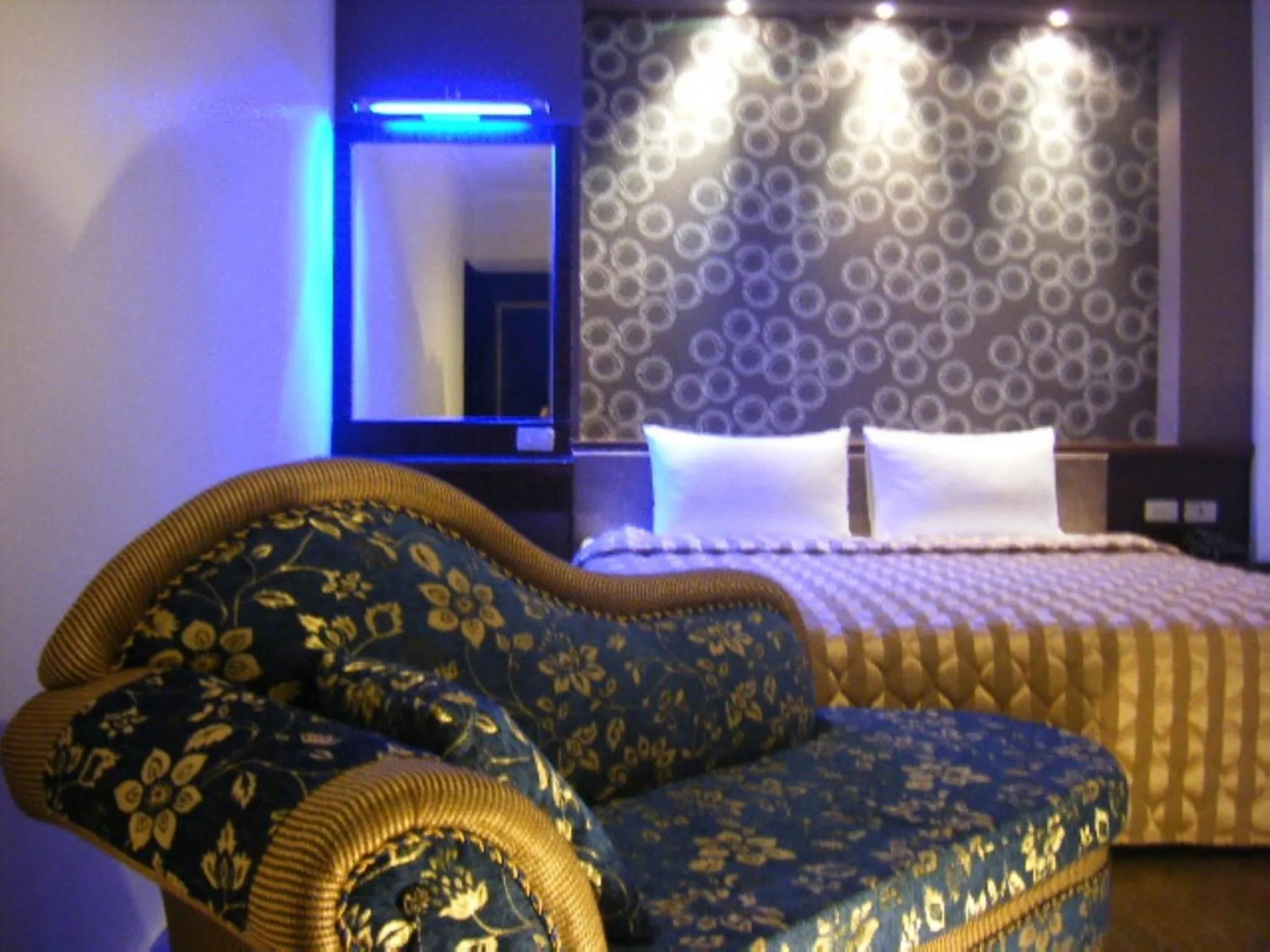 Seating area, Bed in Baseball Hotel