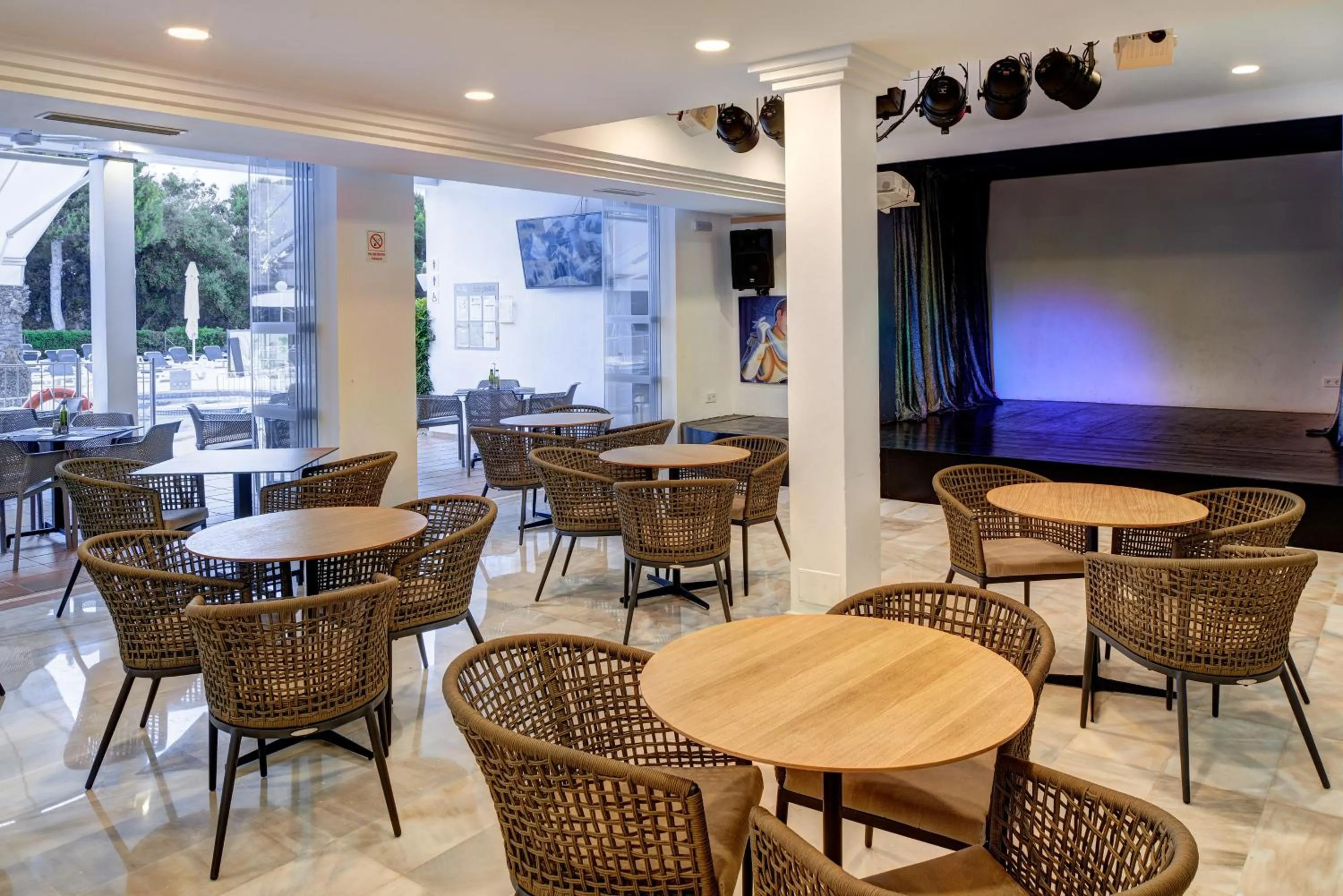 Communal lounge/ TV room in Hotel Cala d'Or Playa