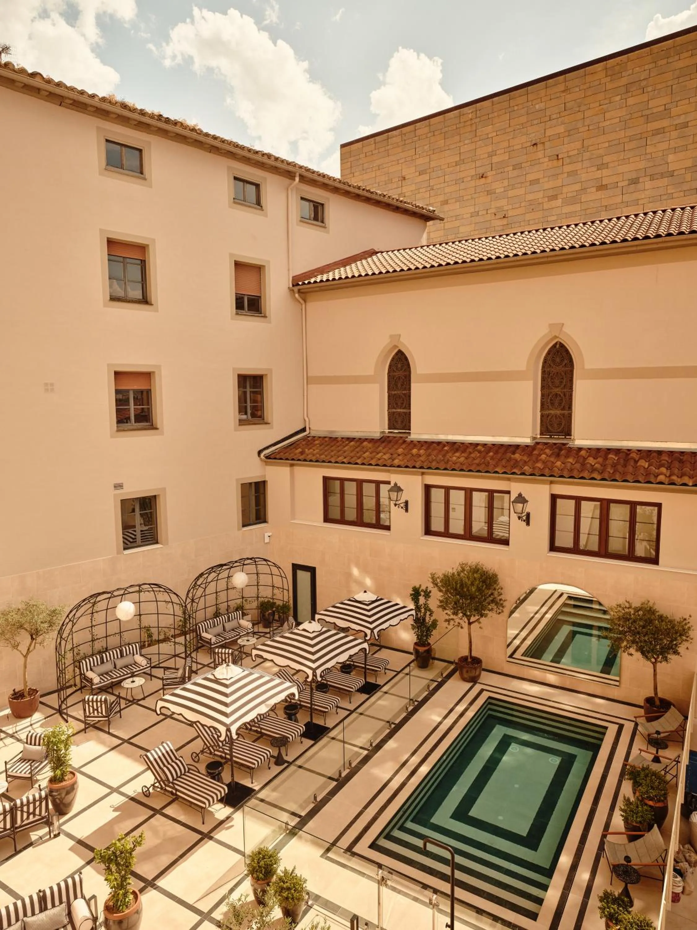 Swimming pool in Pamplona Catedral Hotel
