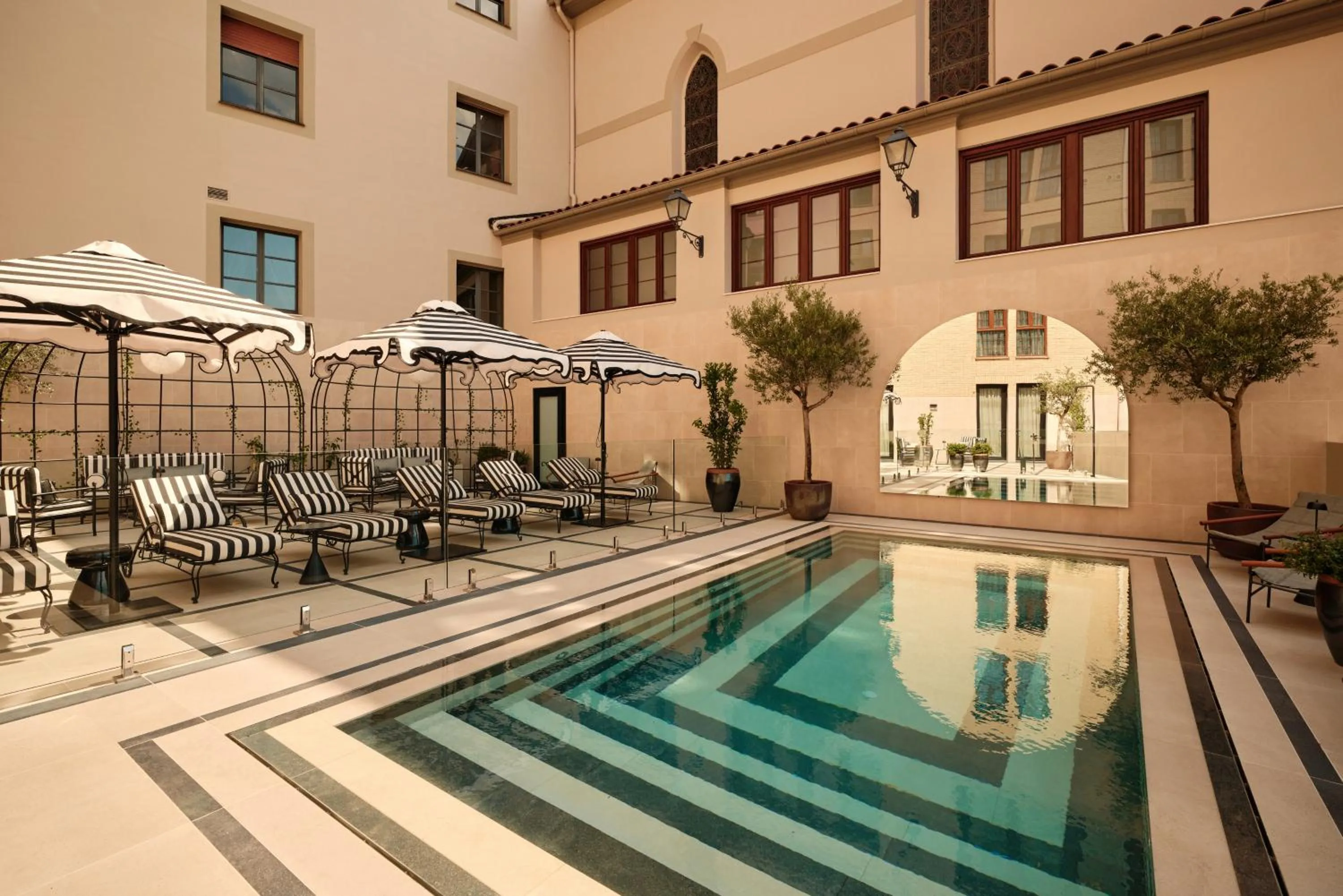 Swimming pool in Pamplona Catedral Hotel