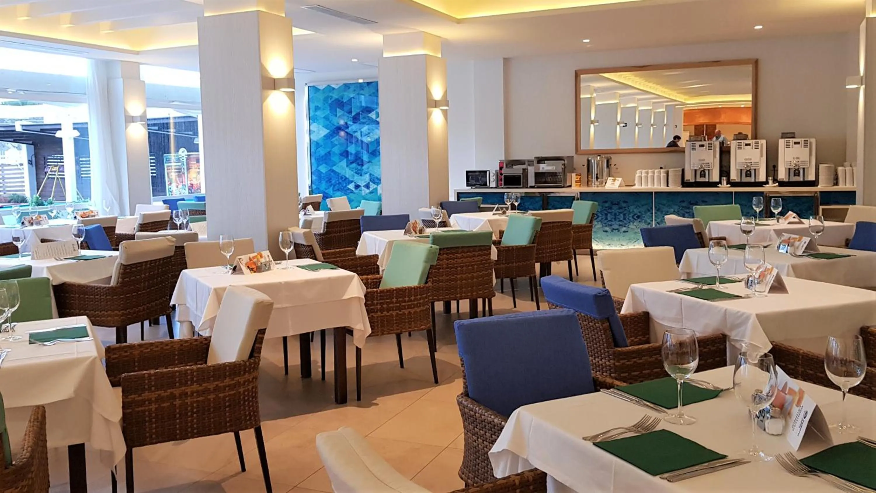 Restaurant/places to eat in Puerto Azul Suite Hotel