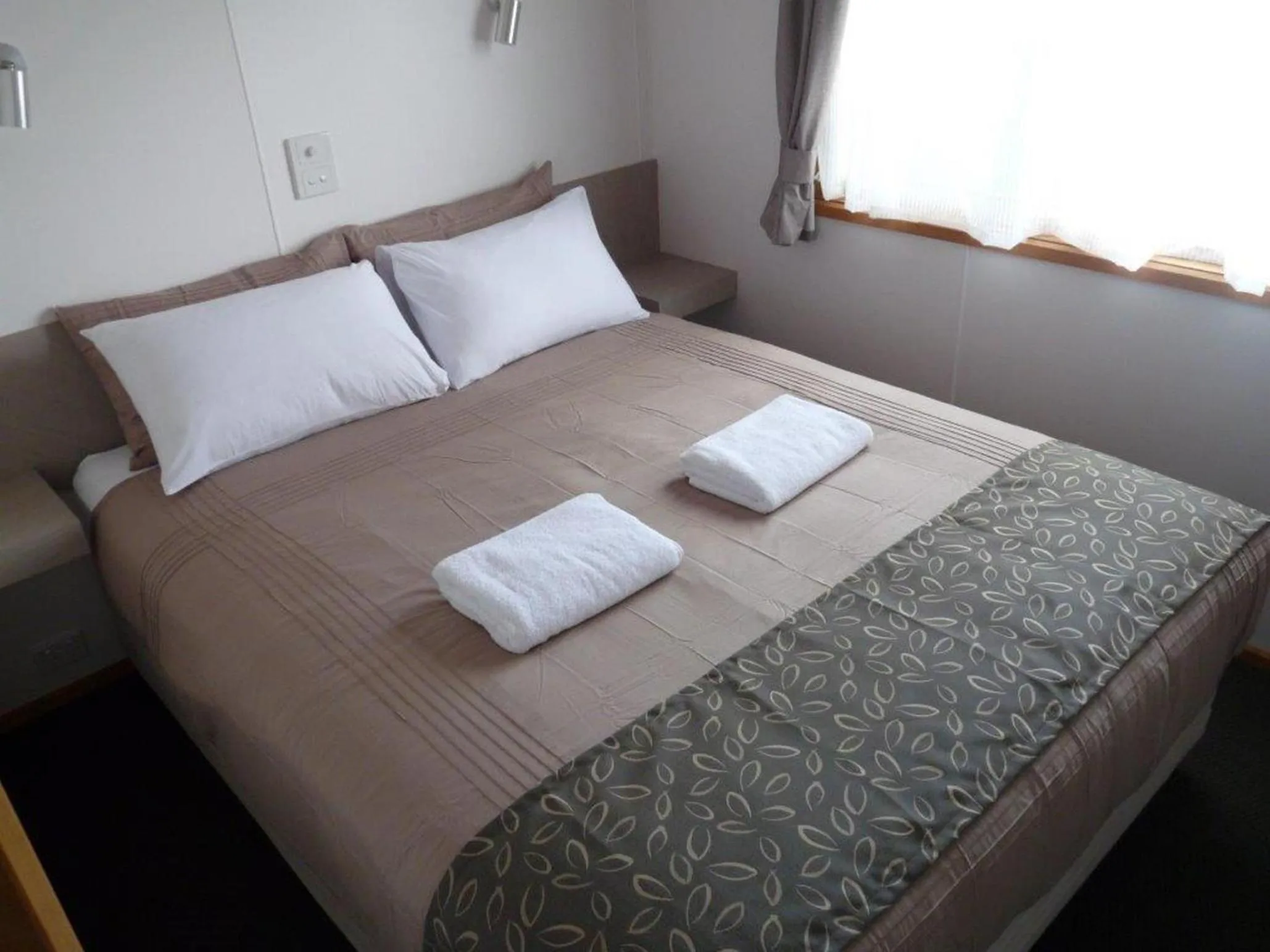 Bedroom, Bed in Wodonga Caravan & Cabin Park