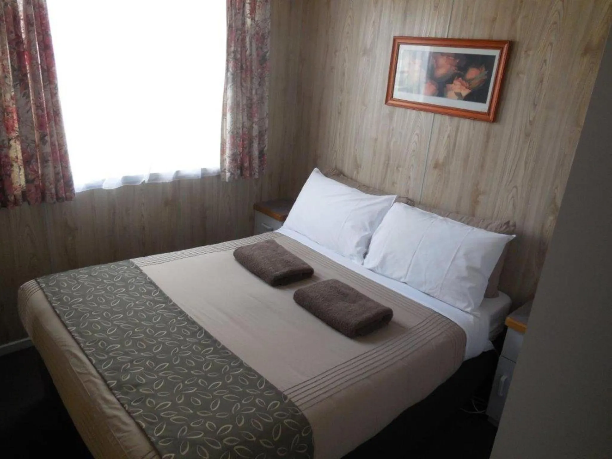 Bedroom, Bed in Wodonga Caravan & Cabin Park