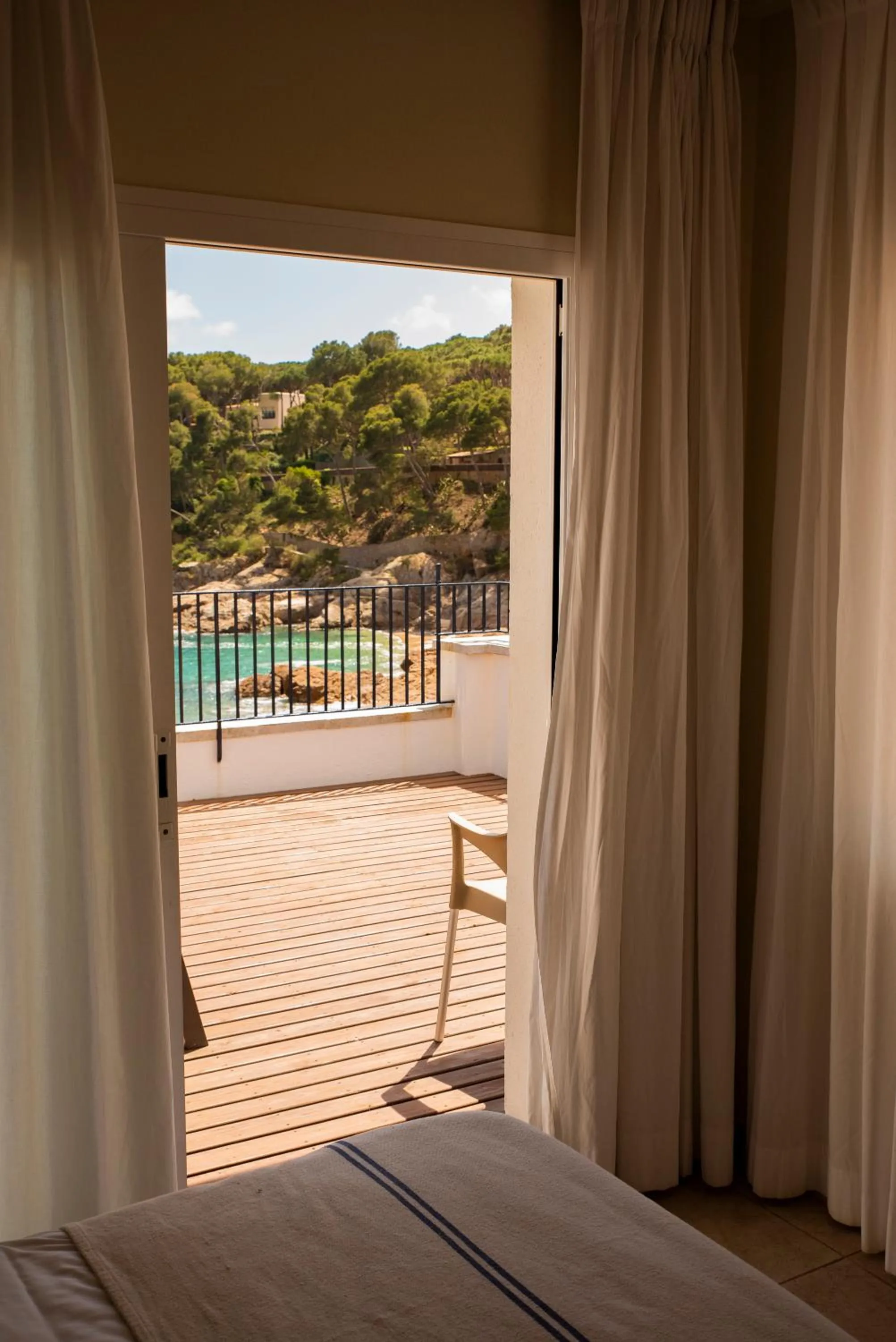 Balcony/Terrace, Bed in Hotel Tamariu