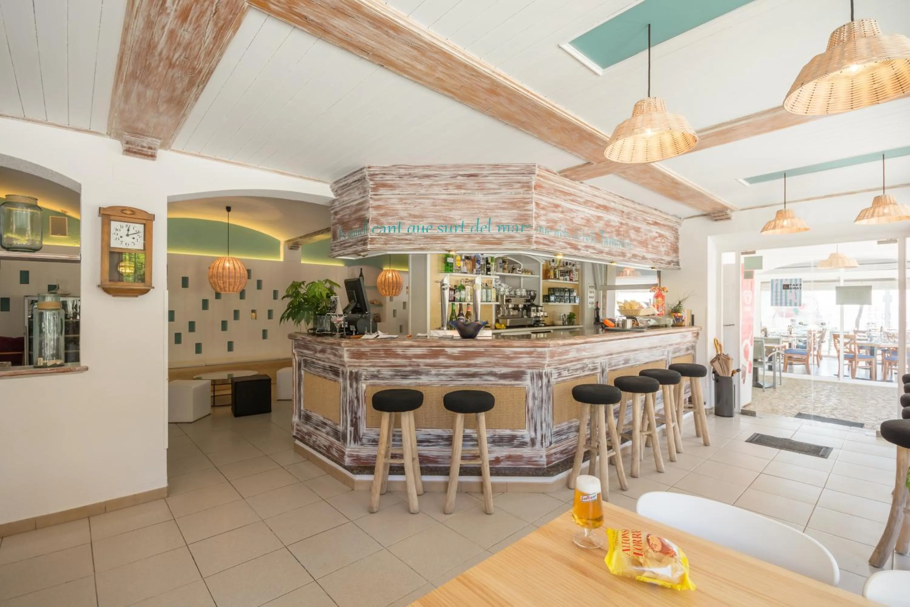 Lounge or bar in Hotel Tamariu
