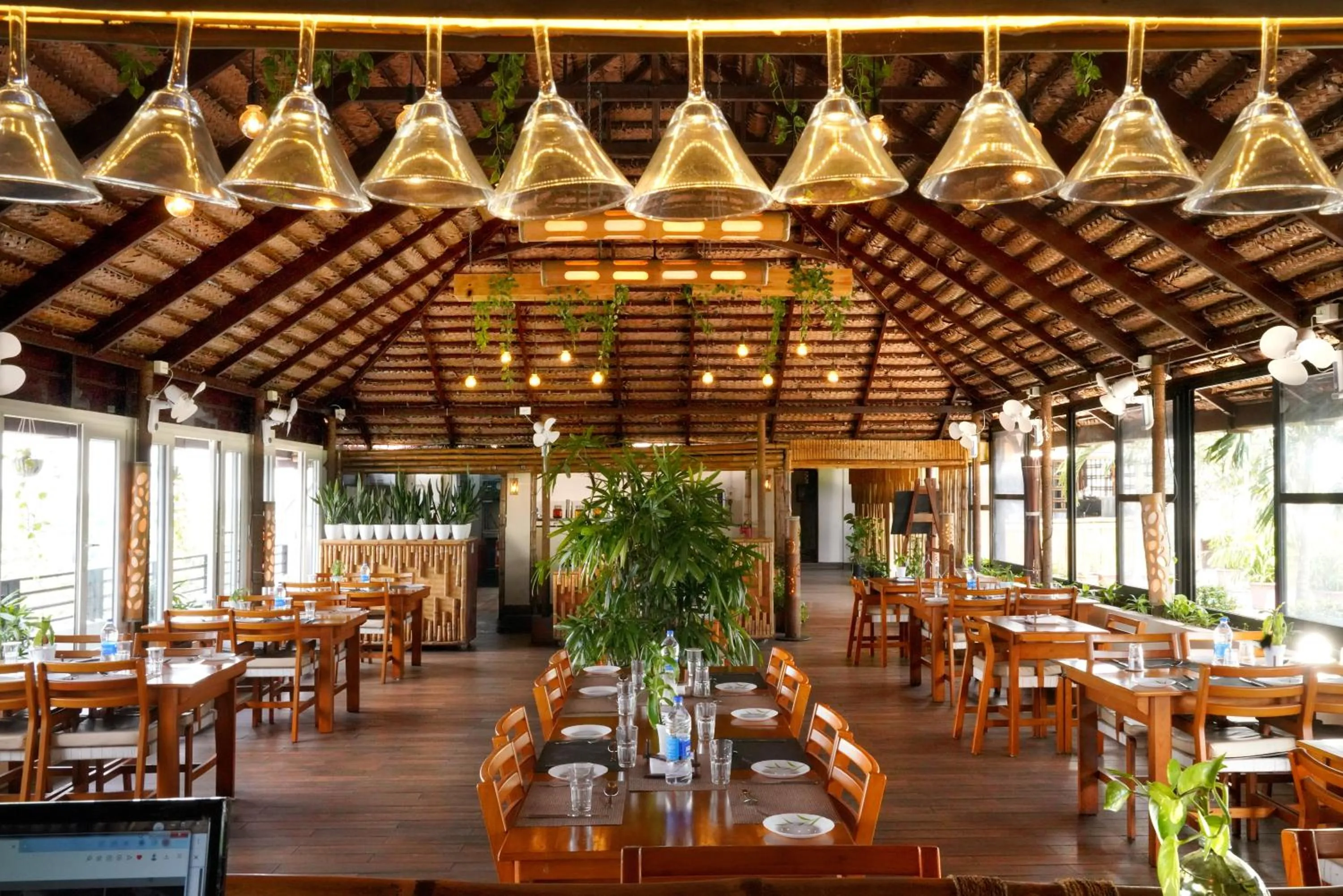 Restaurant/places to eat in KGA Elite Continental Hotel