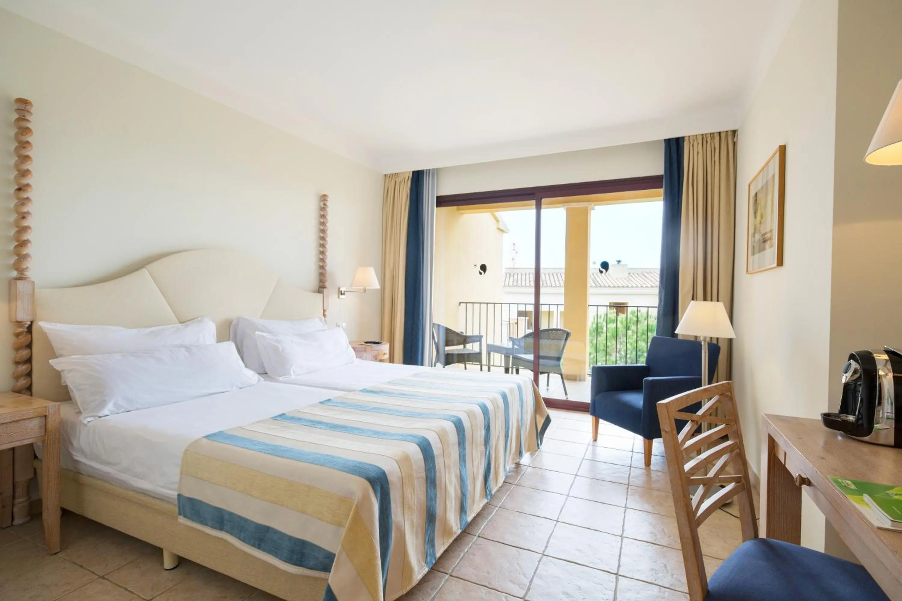 Photo of the whole room, Bed in ROBINSON Cala Serena