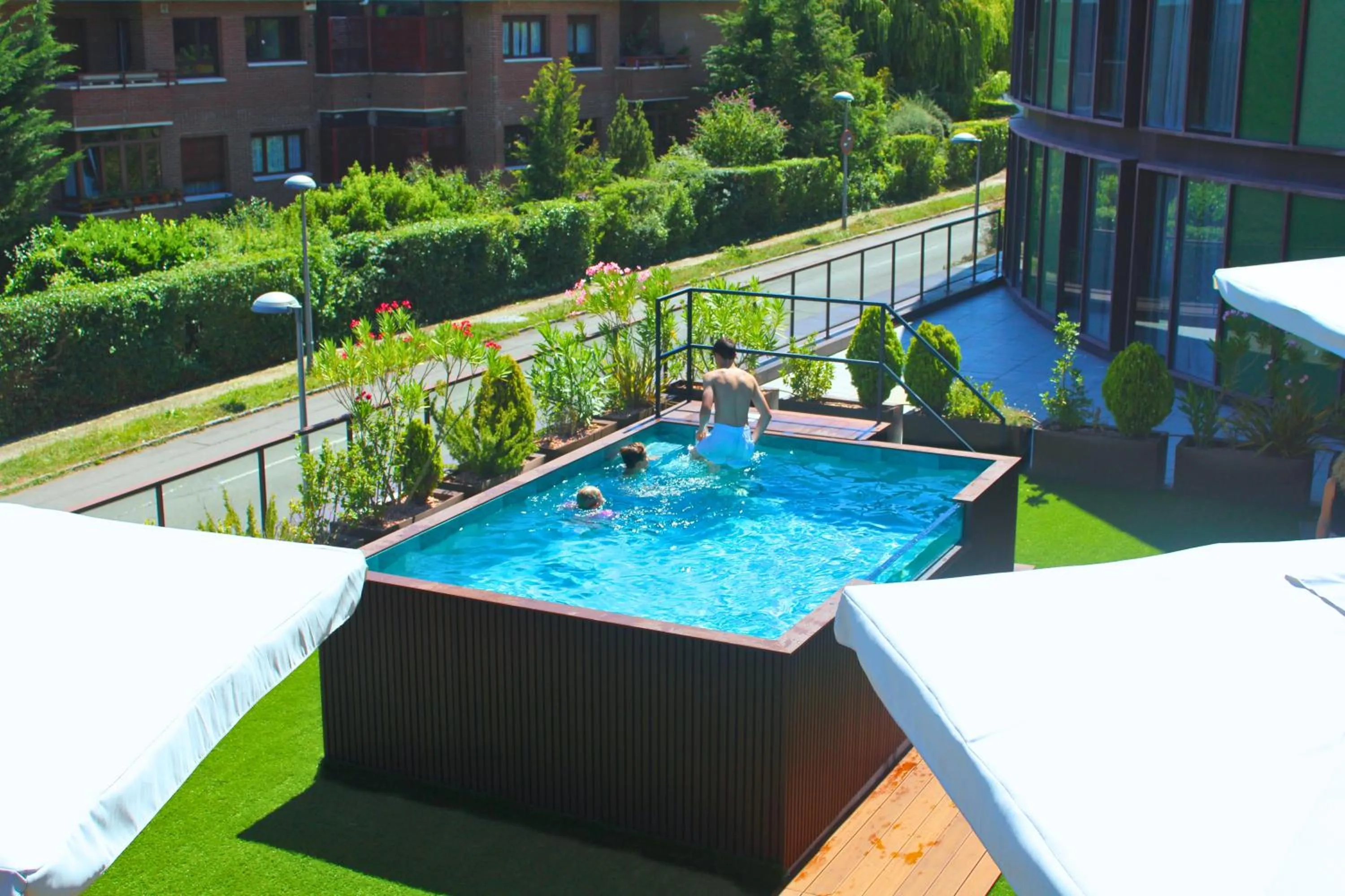 Swimming pool in Hotel Jardines de Uleta Suites