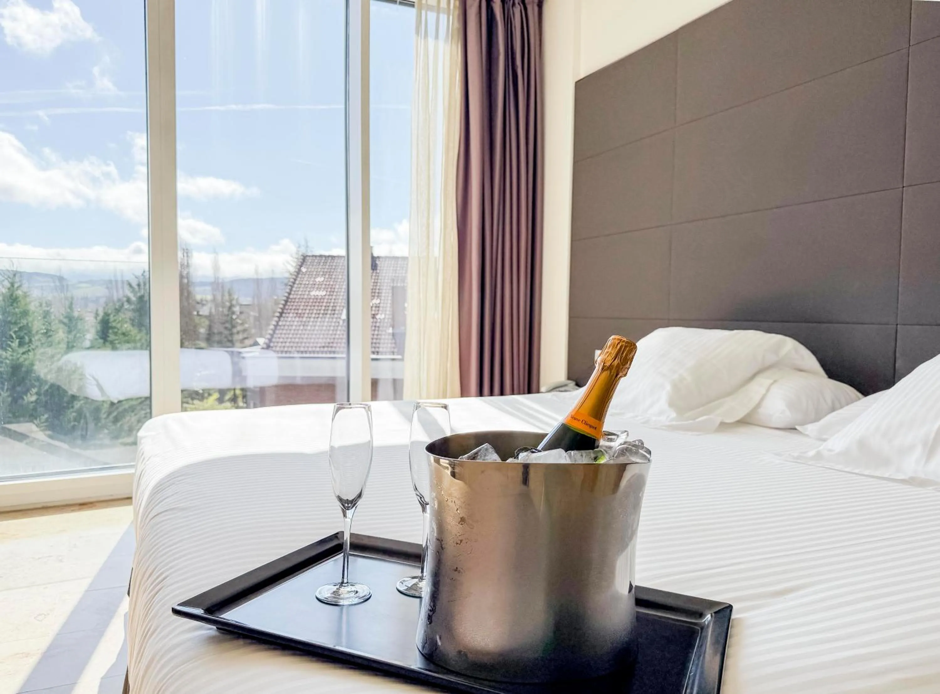 Decorative detail, Bed in Hotel Jardines de Uleta Suites