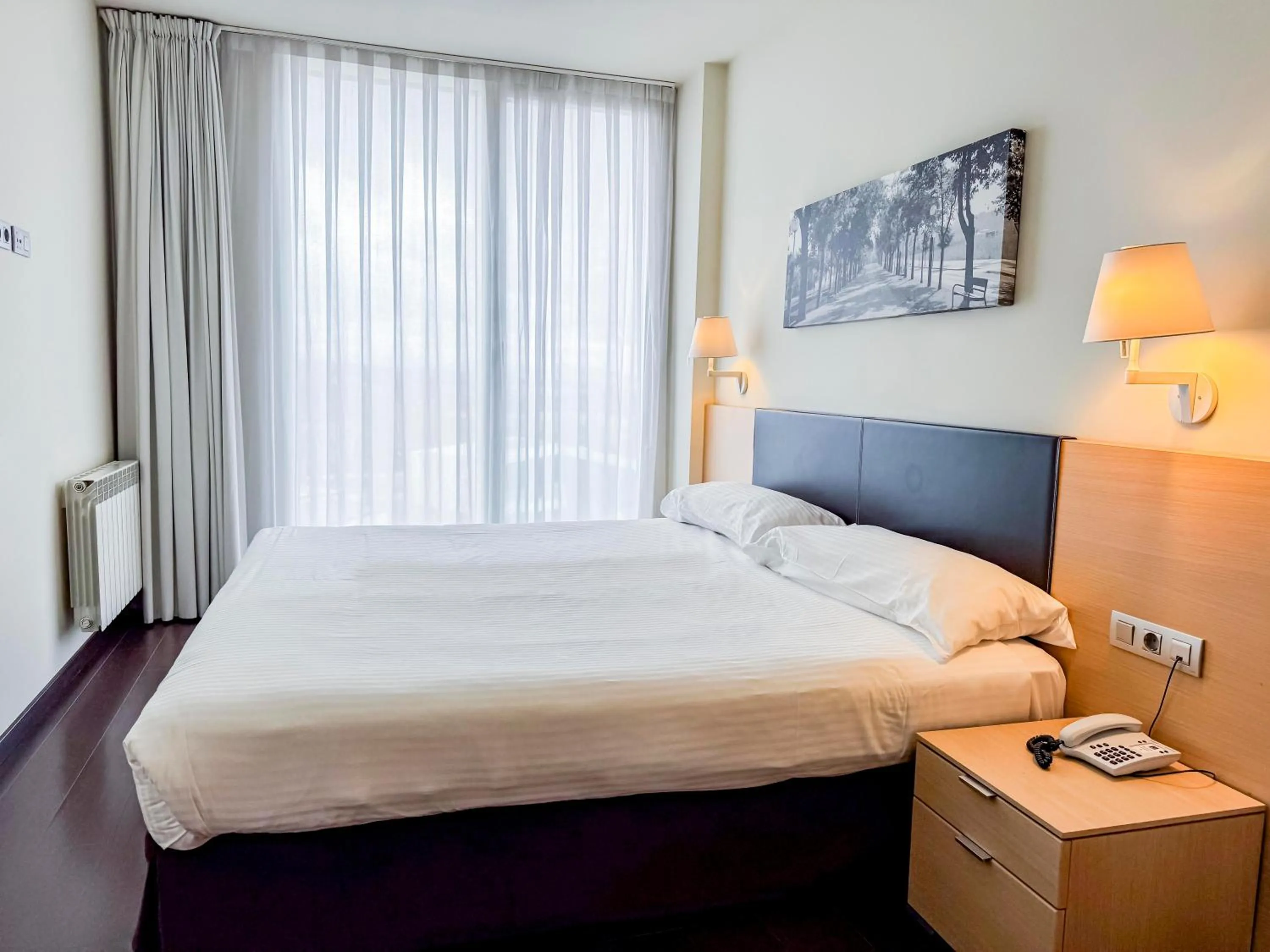 Bedroom, Bed in Hotel Jardines de Uleta Suites