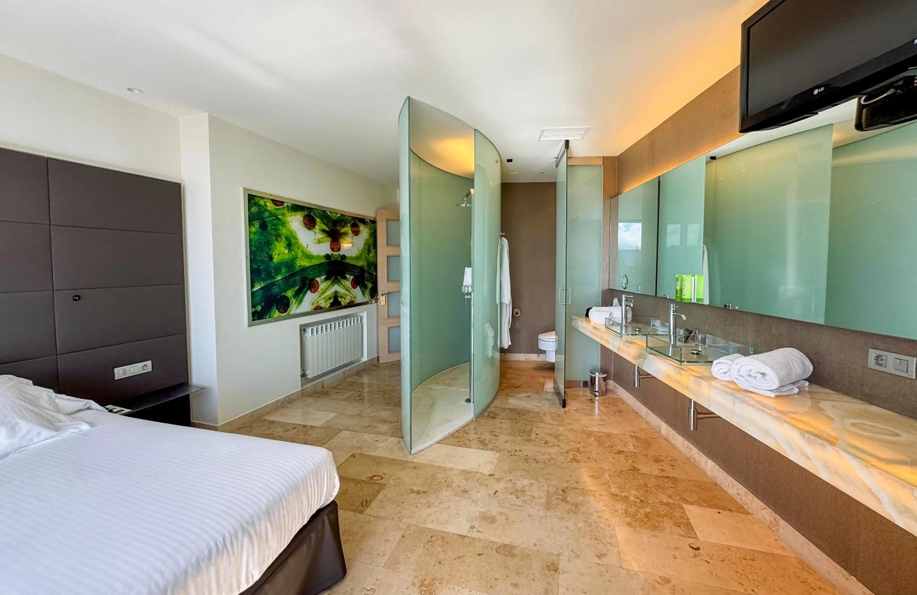 Photo of the whole room, Bed in Hotel Jardines de Uleta Suites