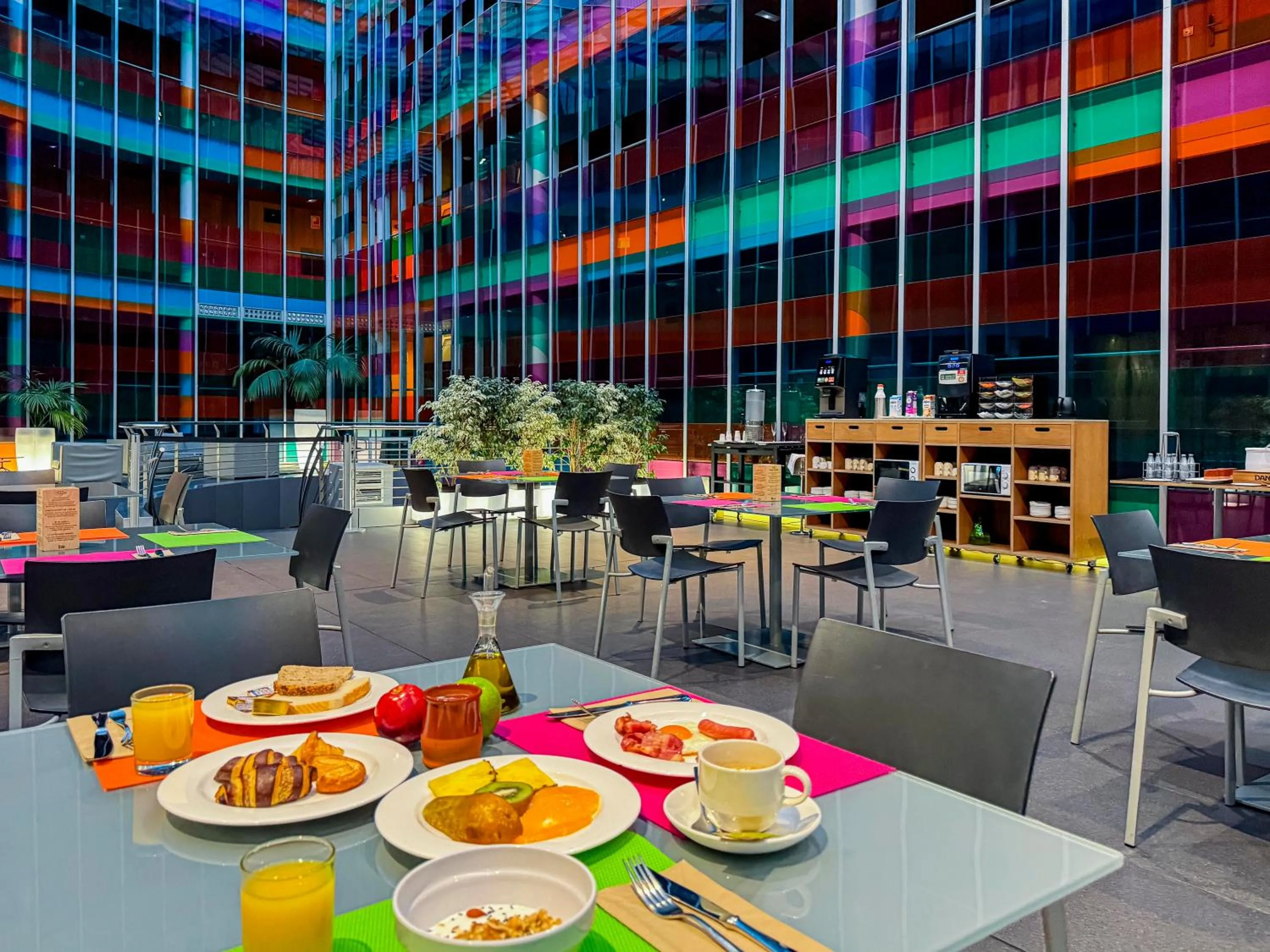 Breakfast in Hotel Jardines de Uleta Suites