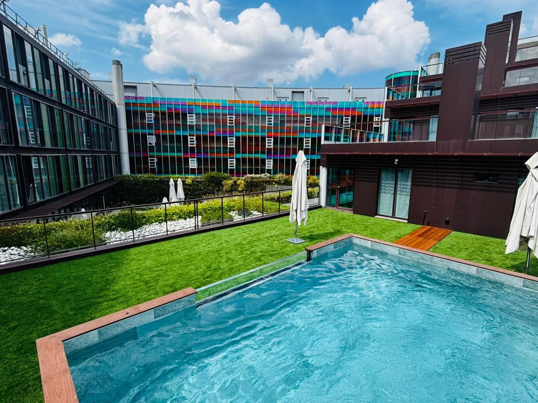 Swimming pool in Hotel Jardines de Uleta Suites