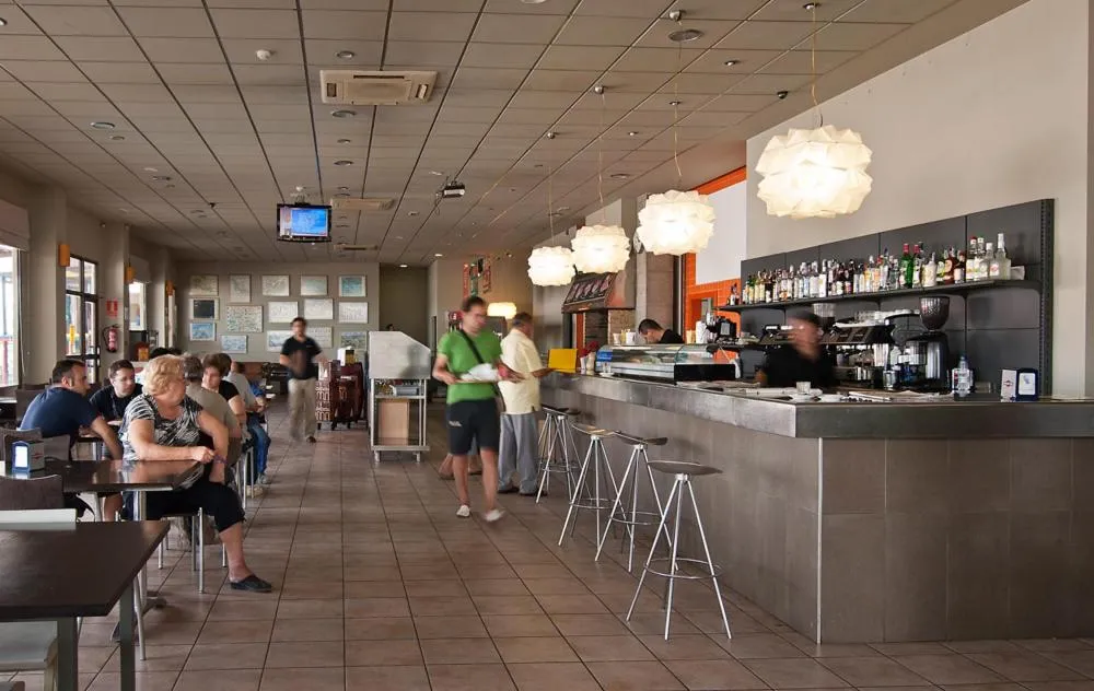 Restaurant/places to eat in Hotel Puerta de la Serrania