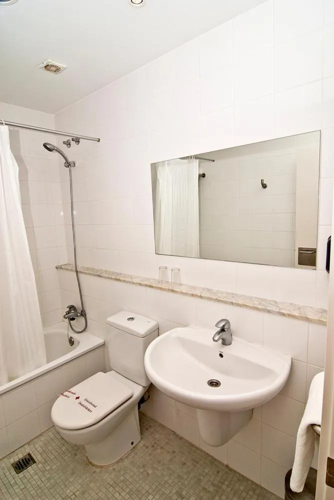 Bathroom in Hotel Puerta de la Serrania