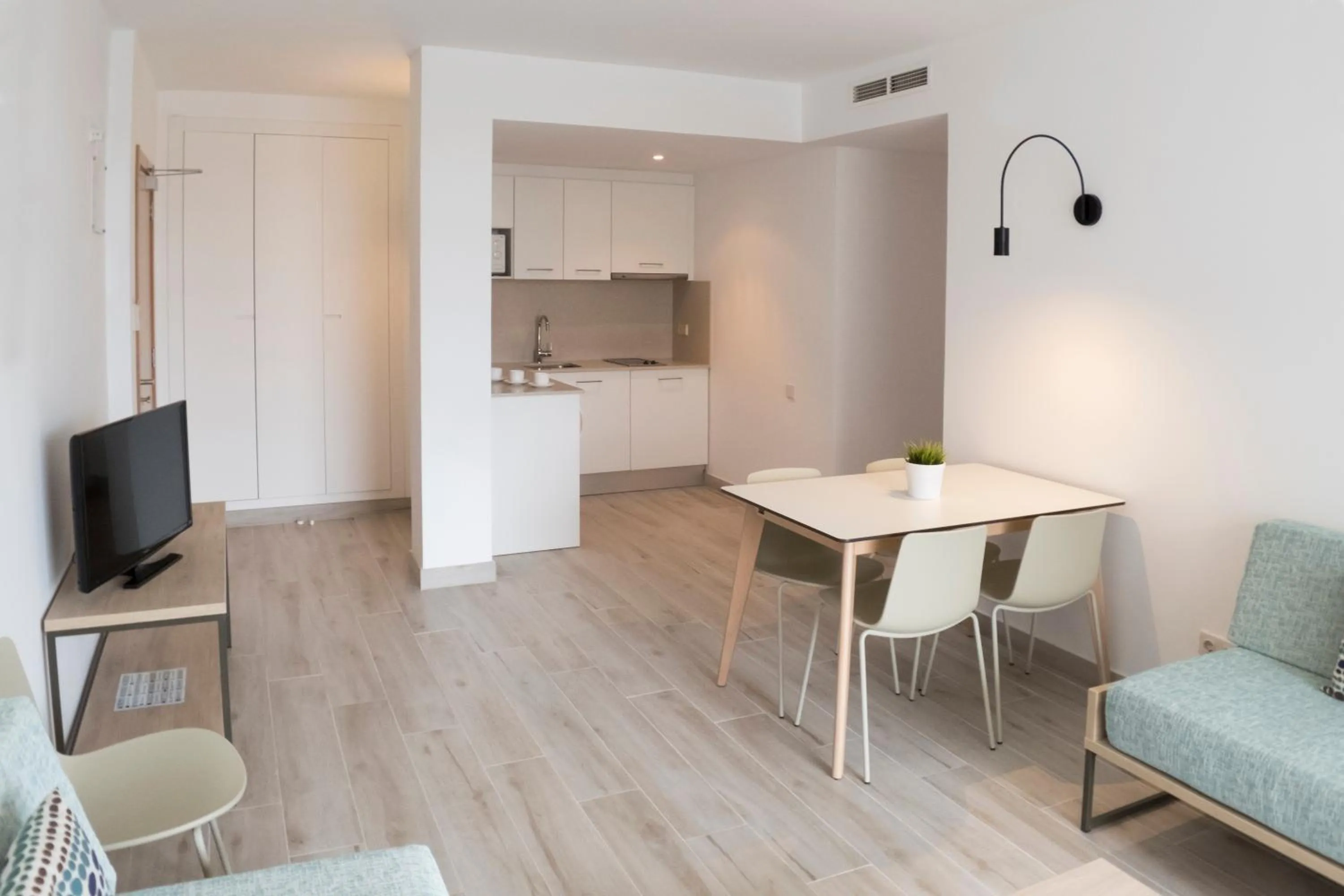 Kitchen or kitchenette in Aparthotel Cye Holiday Centre