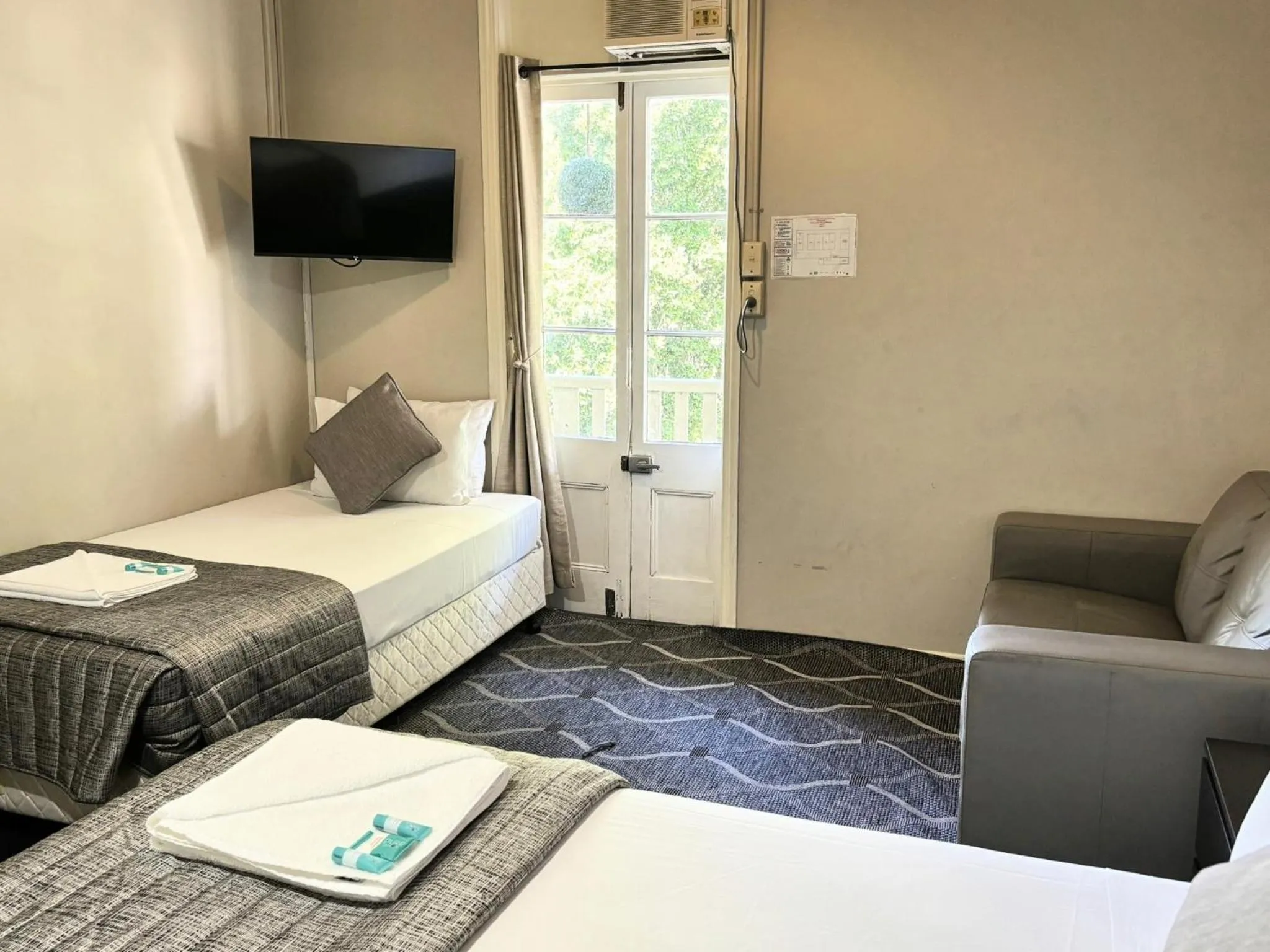 Photo of the whole room, Bed in Grand Hotel Mount Morgan