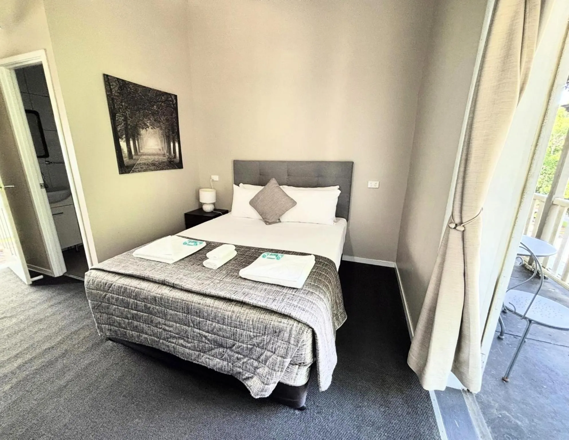 Balcony/Terrace, Bed in Grand Hotel Mount Morgan