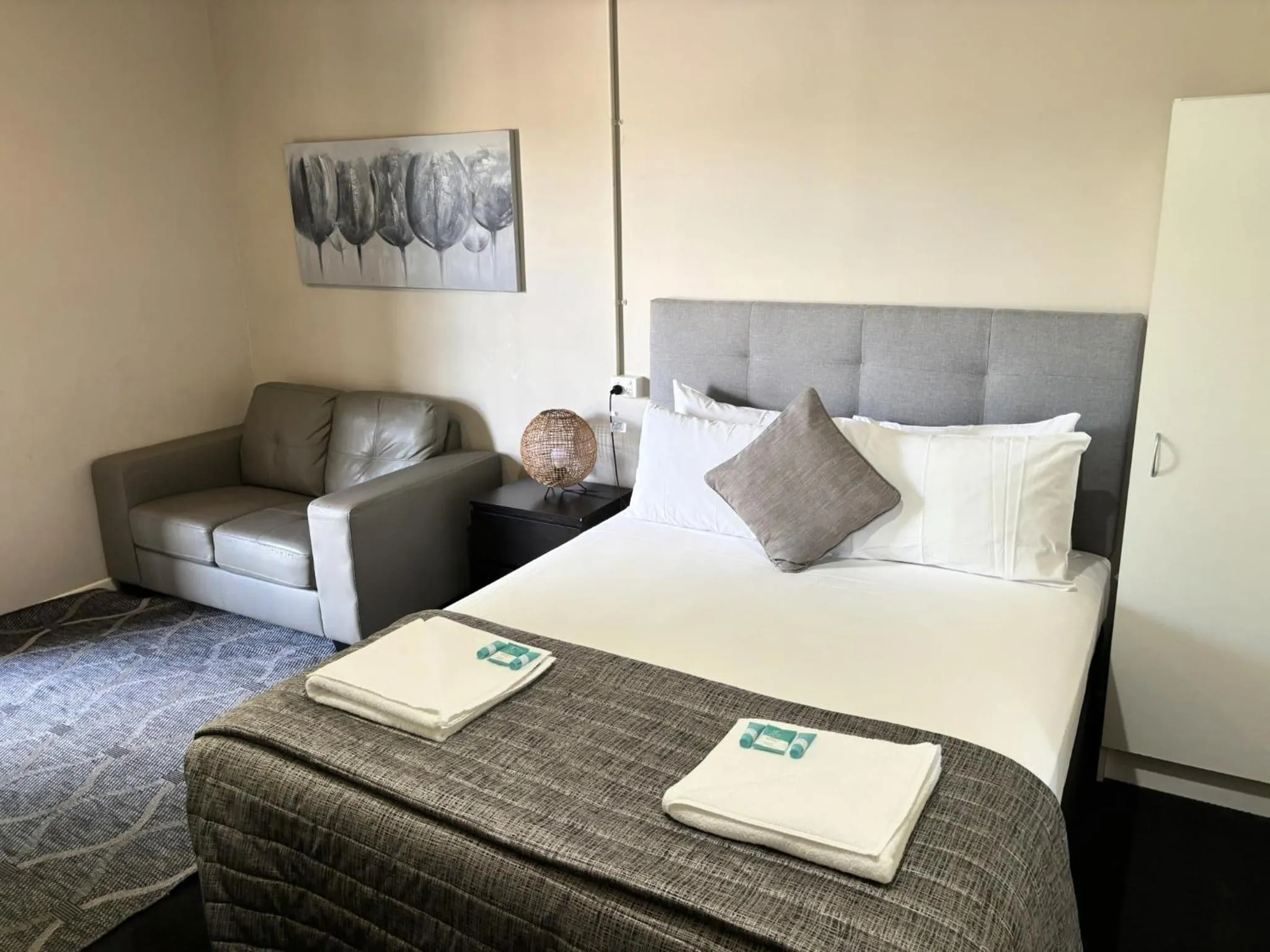 Living room, Bed in Grand Hotel Mount Morgan