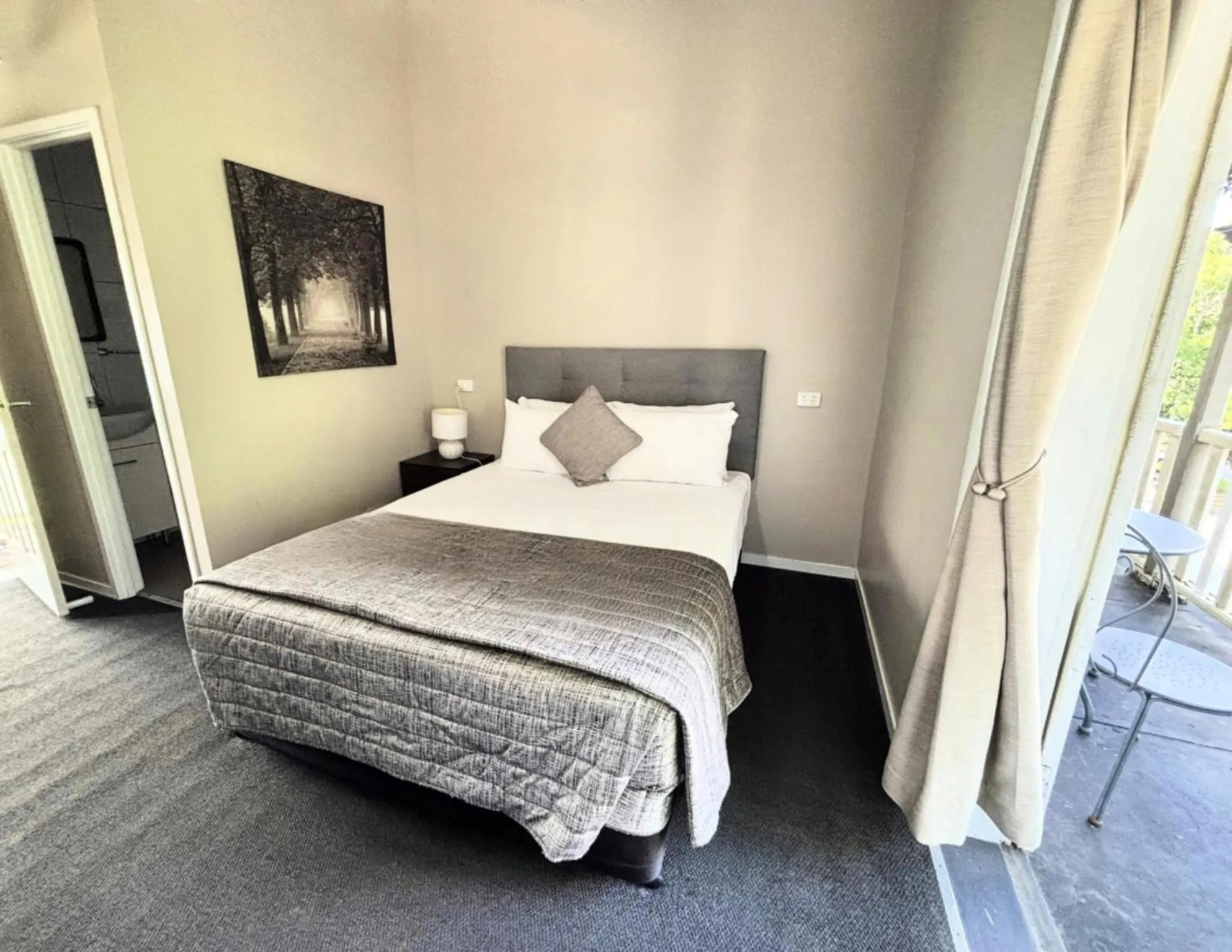 Bedroom, Bed in Grand Hotel Mount Morgan