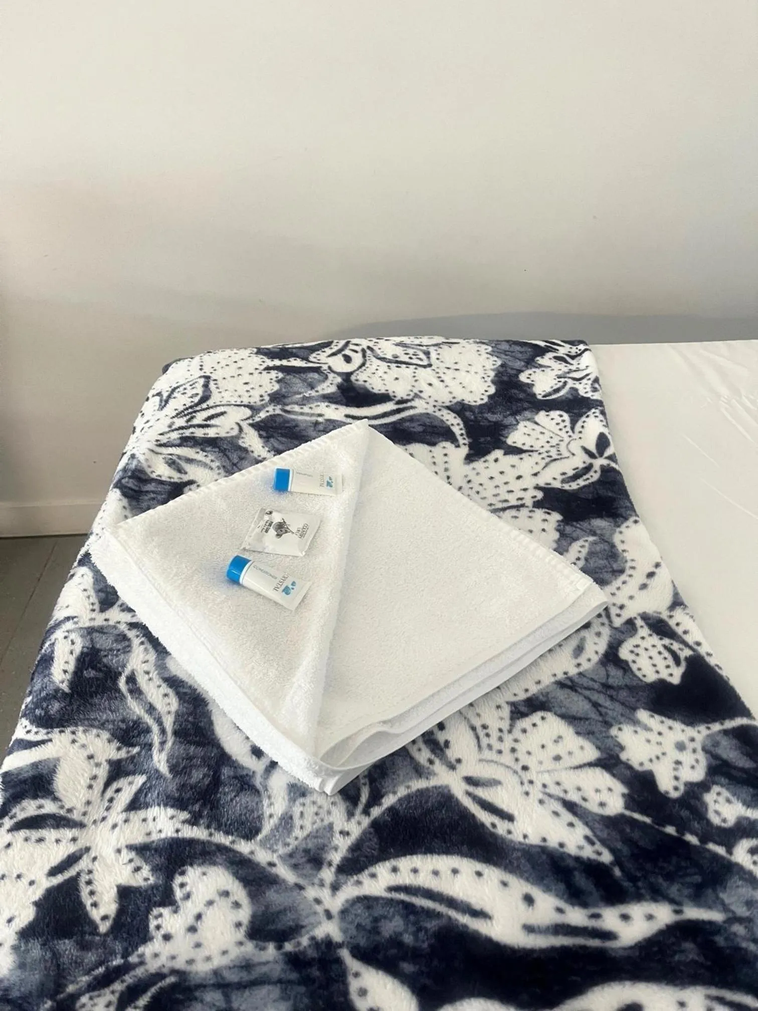 towels, Bed in Grand Hotel Mount Morgan