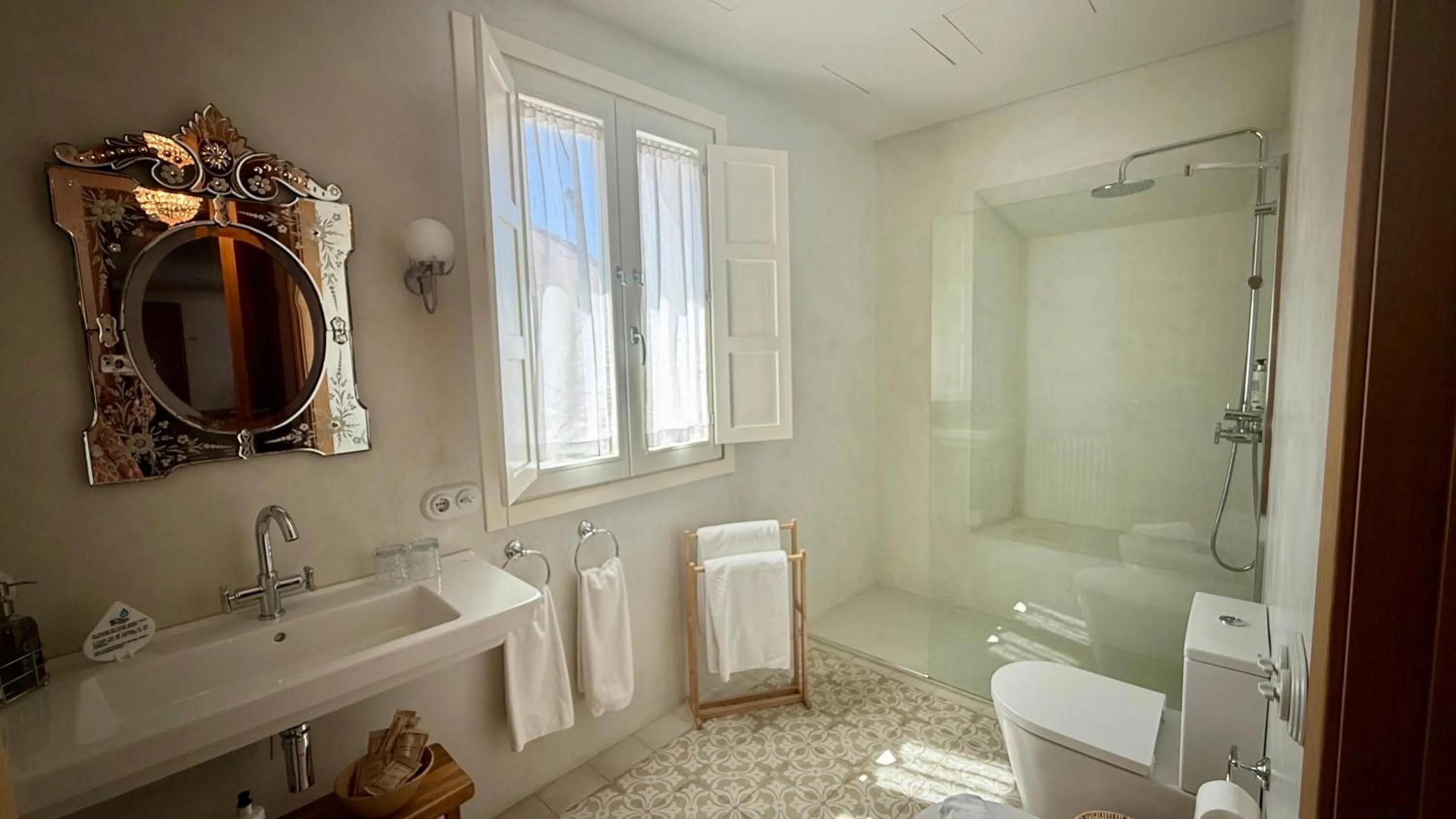 Shower in Casa Pizarro Hotel