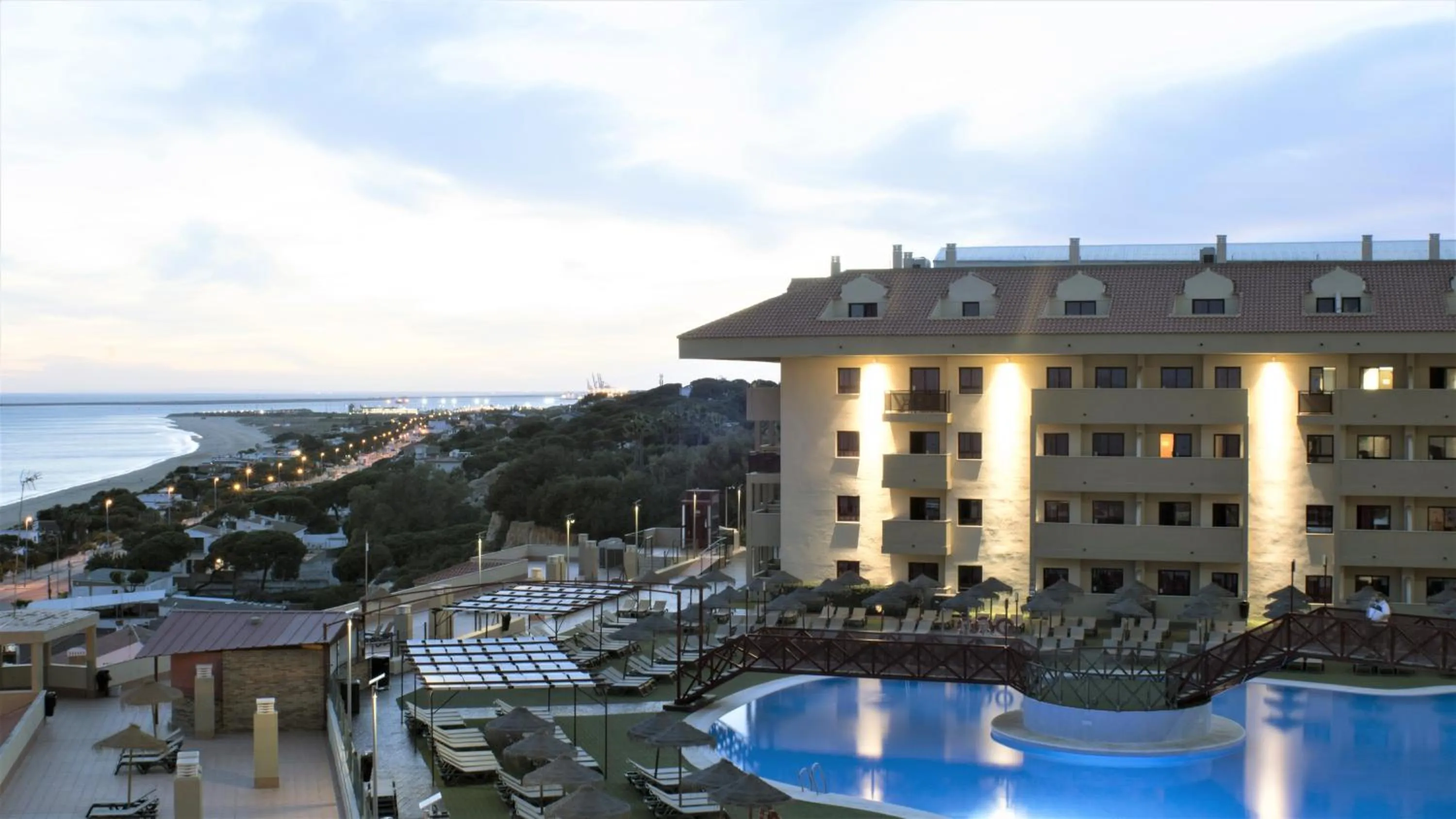 Swimming pool in Ohtels Mazagon