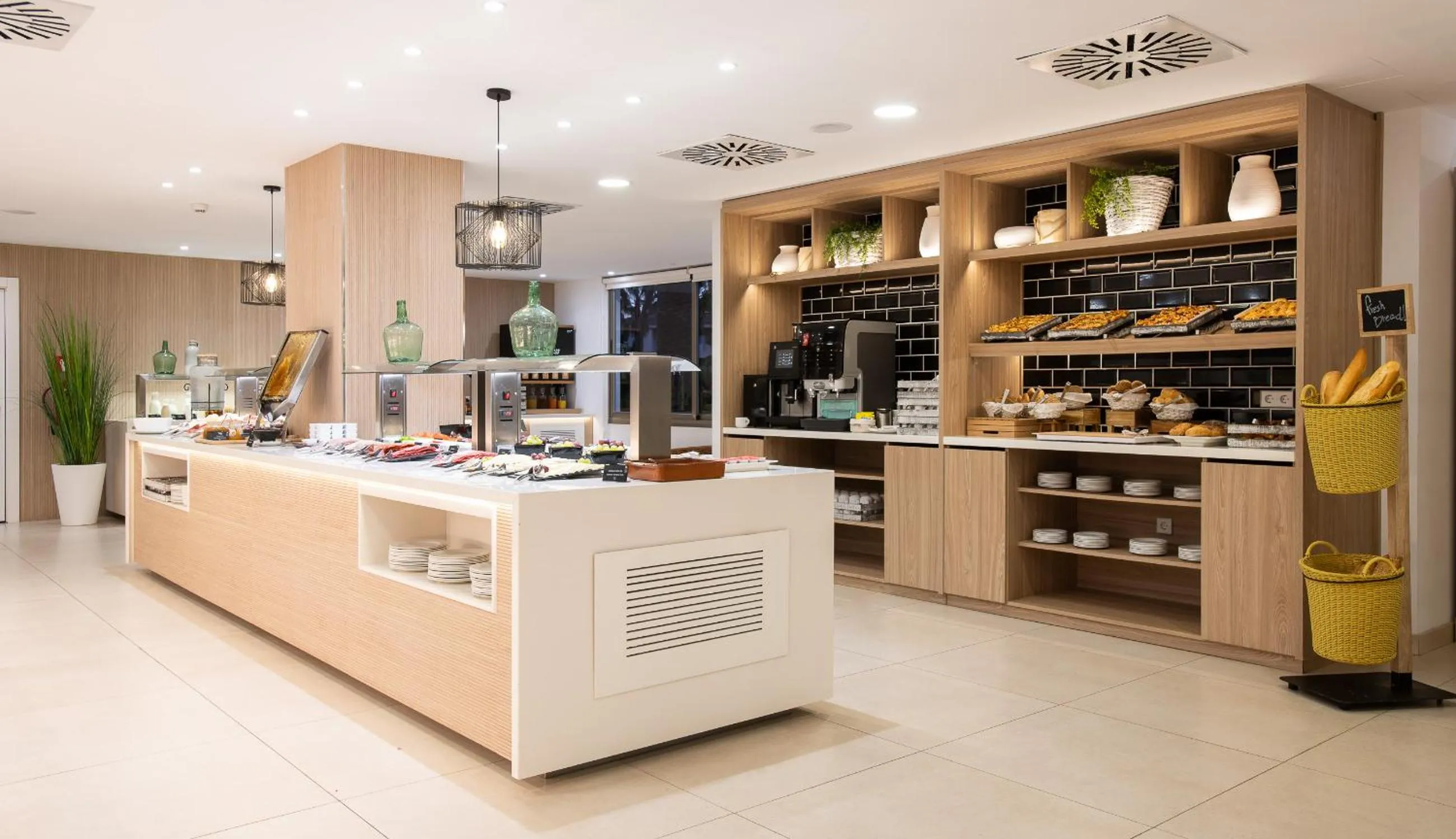 Restaurant/places to eat in Tomir Portals Suites - Adults Only