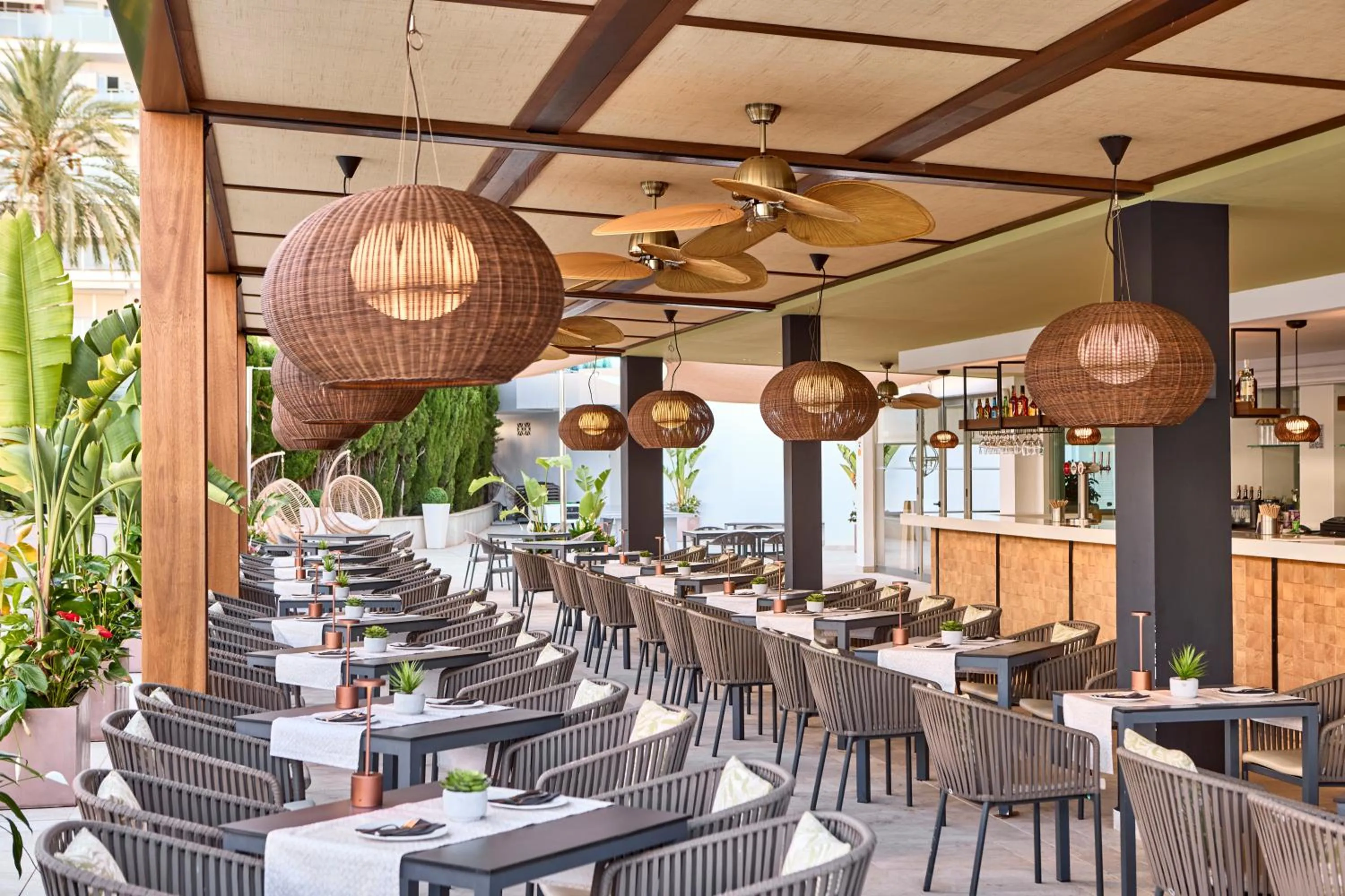 Restaurant/places to eat in Tomir Portals Suites - Adults Only