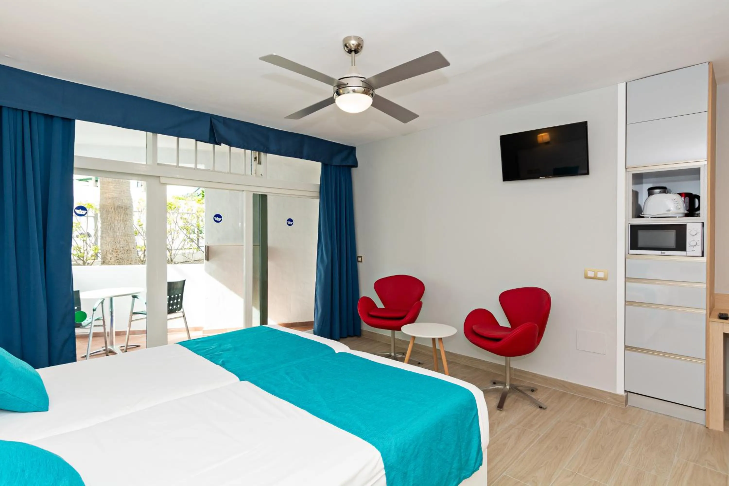 Kitchen or kitchenette, Bed in Apartamentos Panorama Adults Only