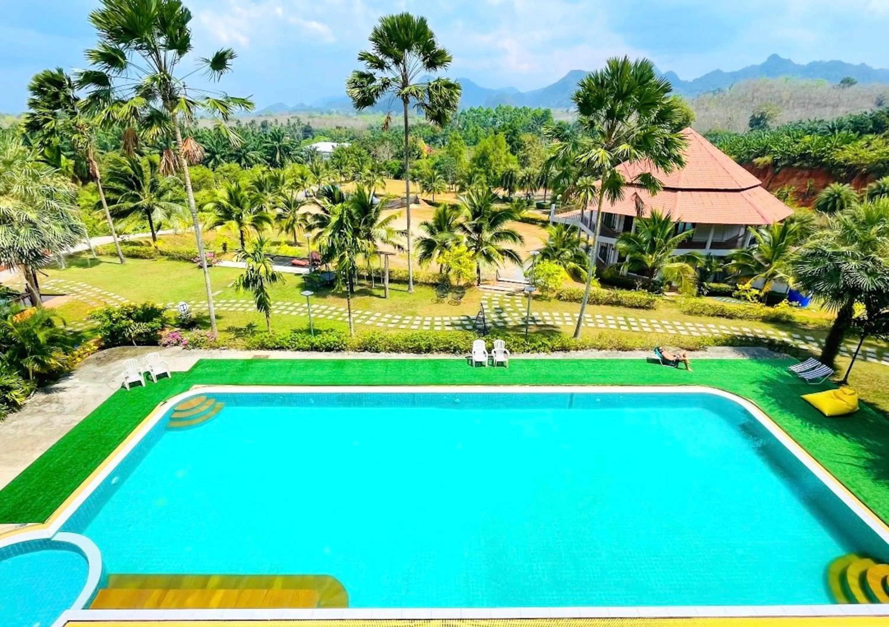 Swimming pool in Takhun Mountain View