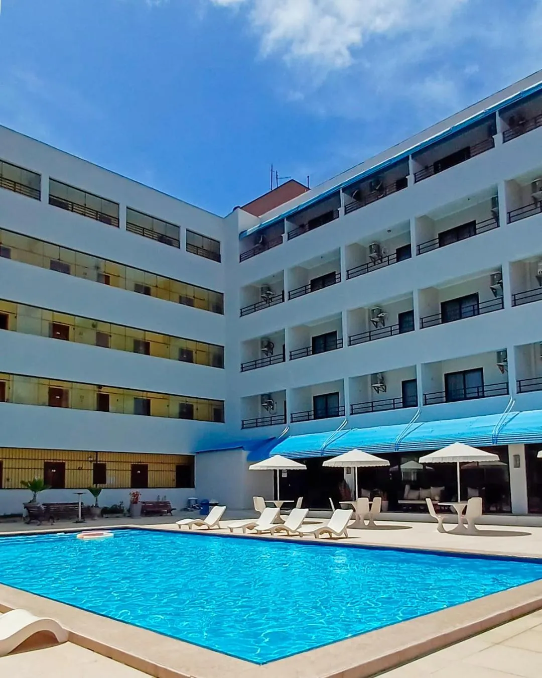 Swimming pool in Golden Beach Hotel