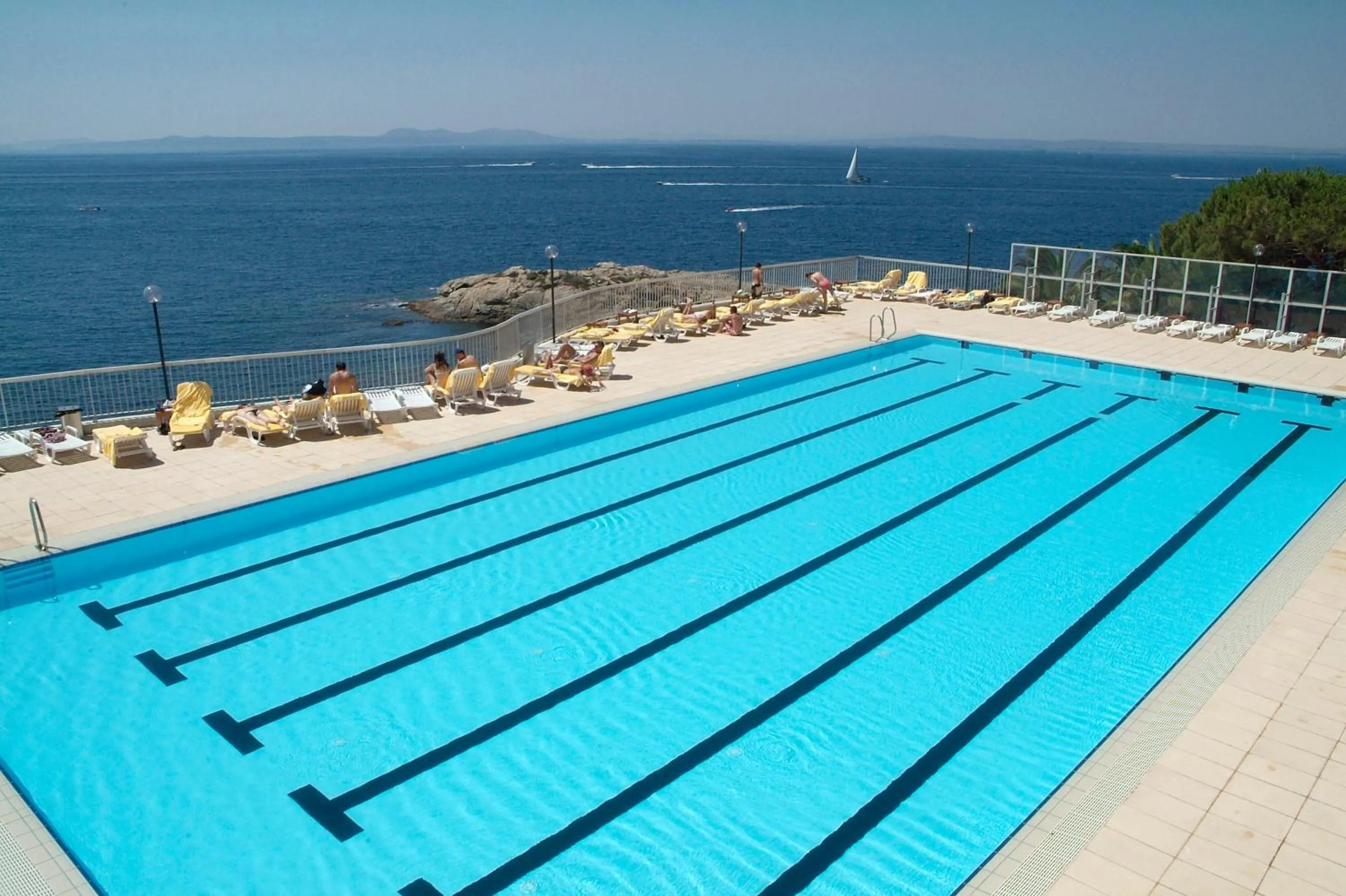 Swimming pool in Almadraba Park Hotel