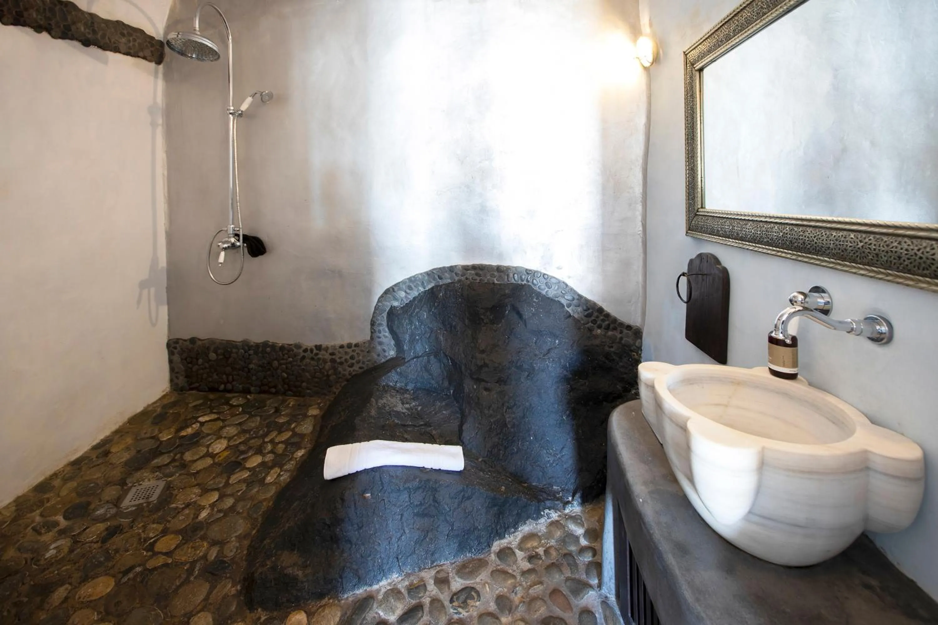 Shower in Ducato di Oia - Adults Only
