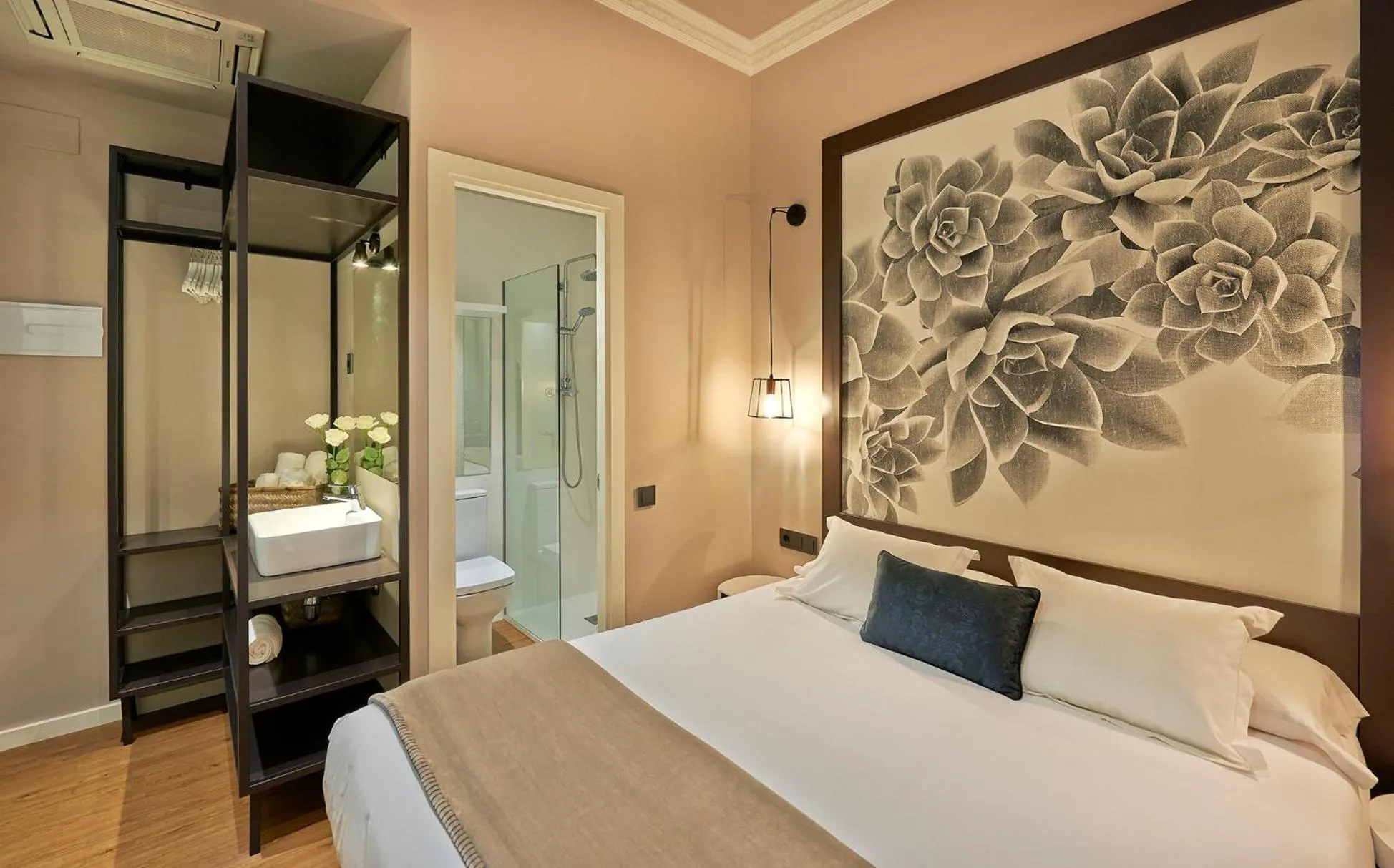 Photo of the whole room, Bed in Hostal Central Barcelona