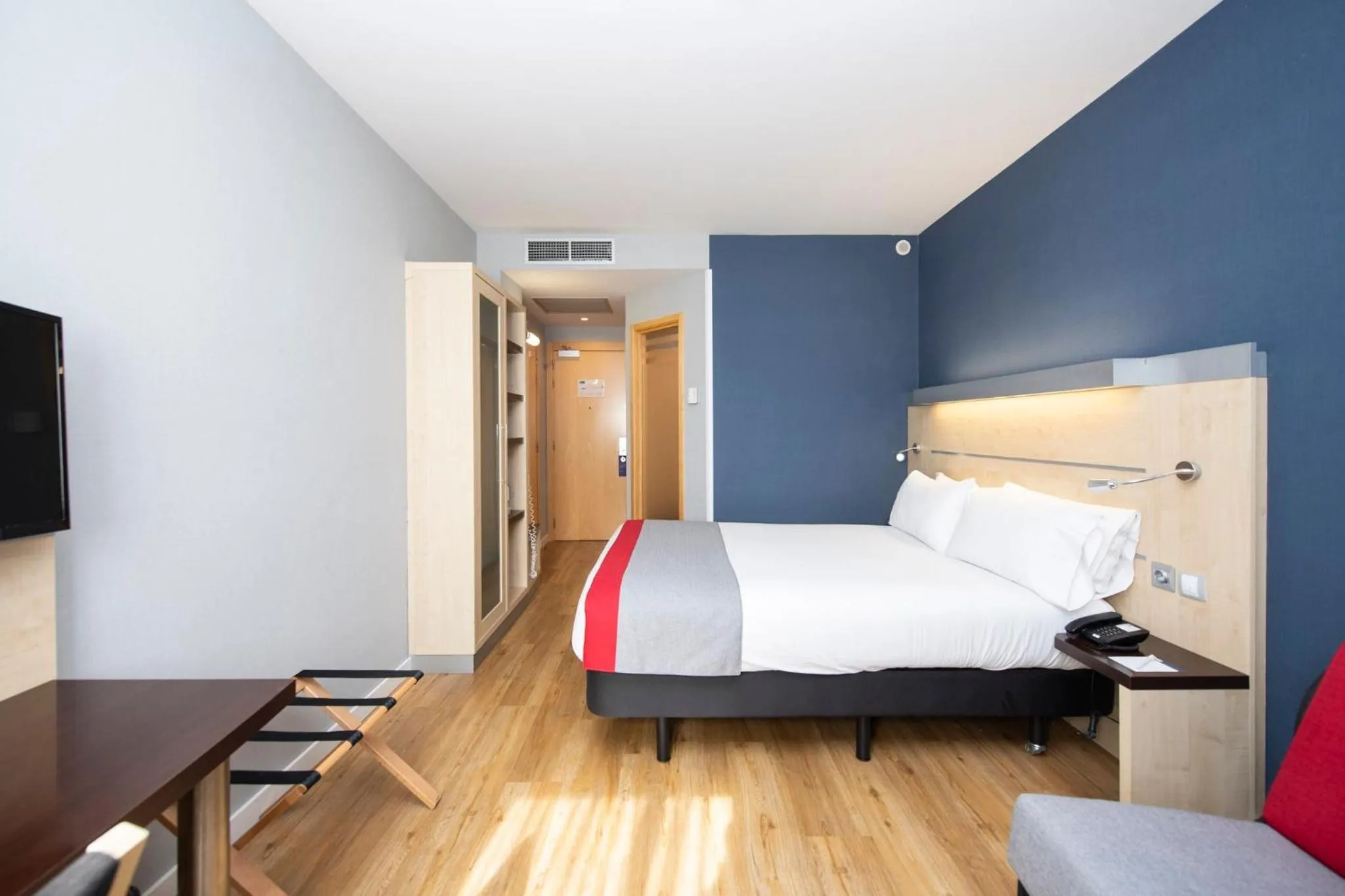 Photo of the whole room, Bed in Holiday Inn Express Sant Cugat by IHG