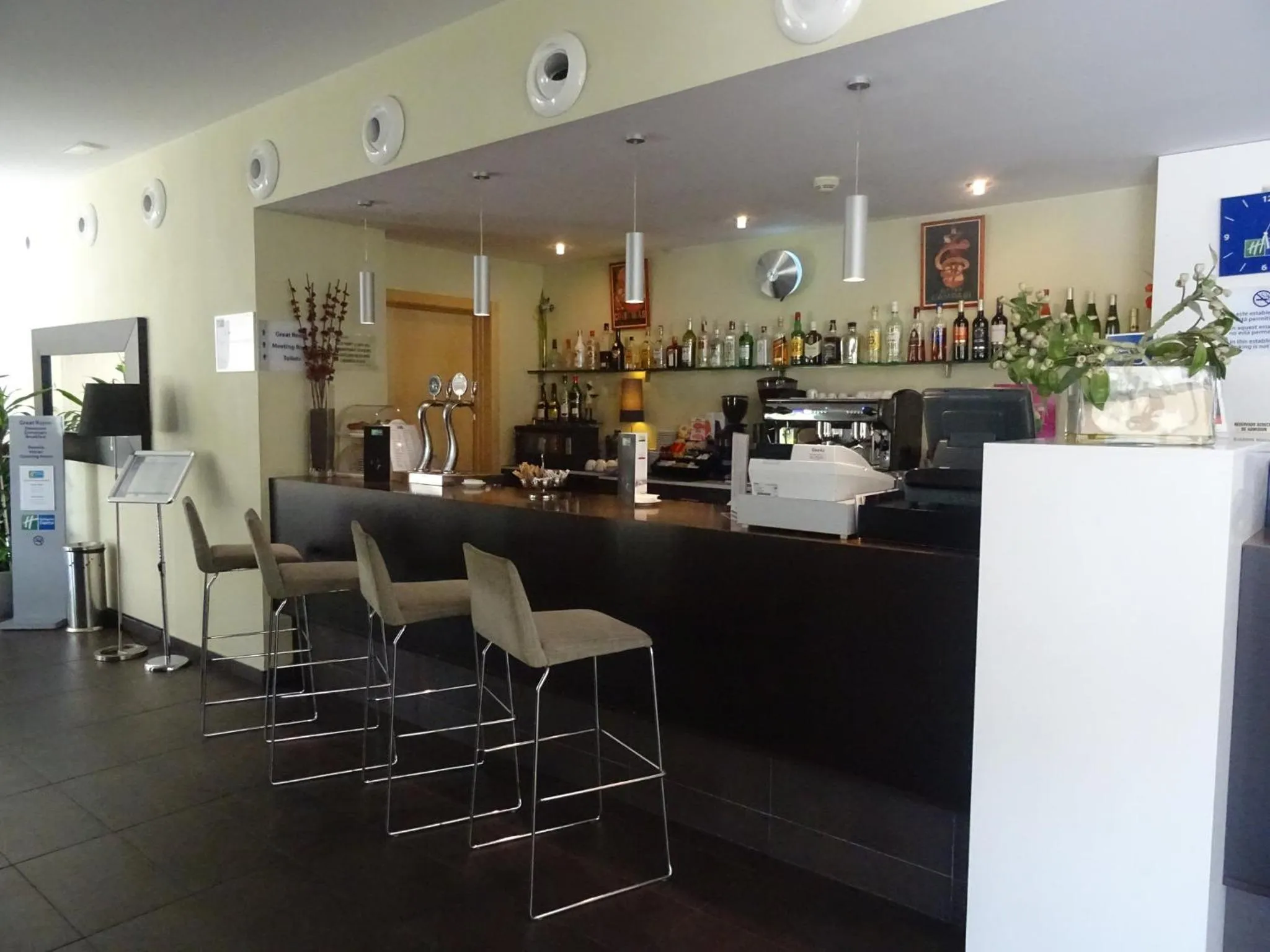 Lounge or bar in Holiday Inn Express Sant Cugat by IHG