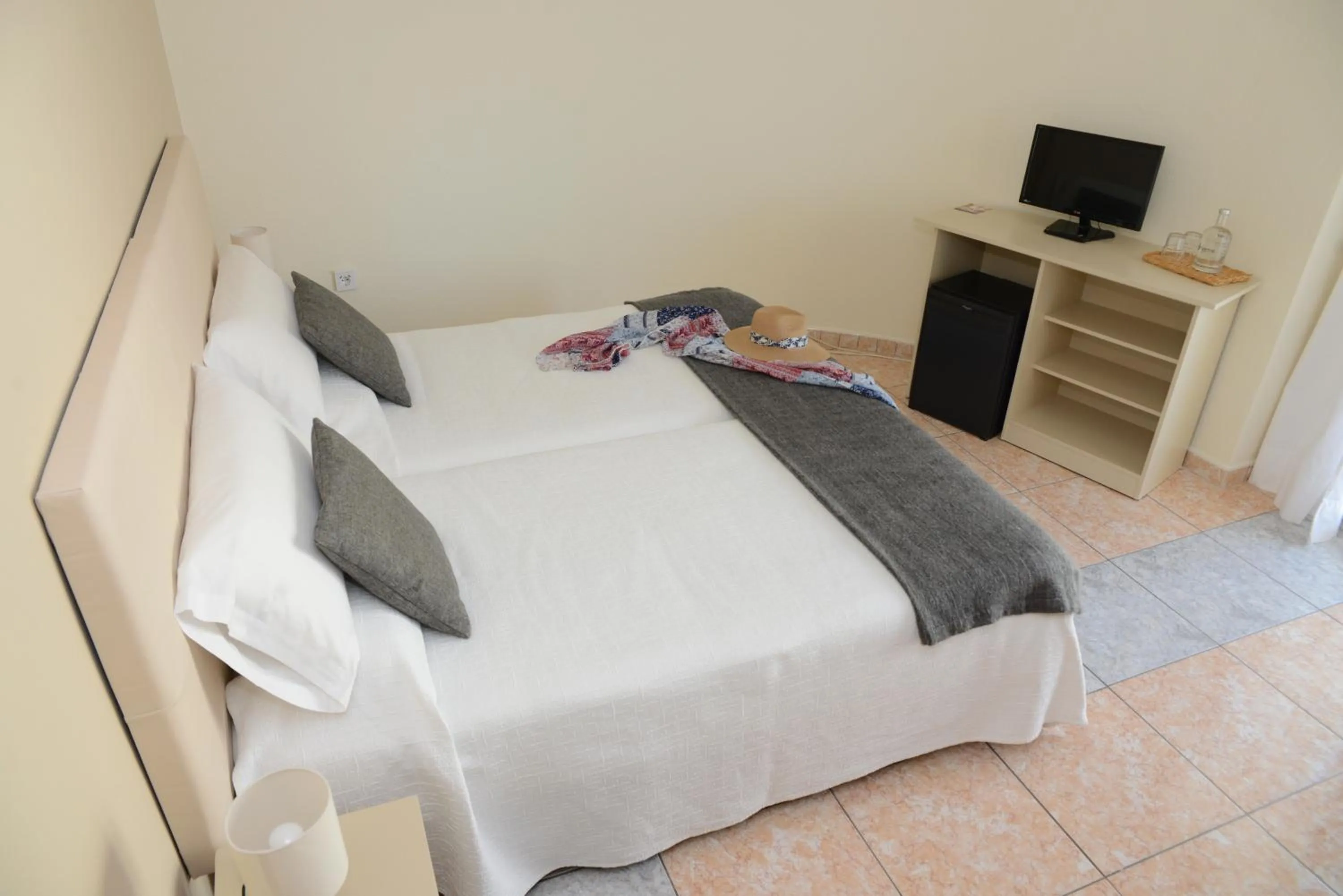 Photo of the whole room, Bed in Rallye Hotel